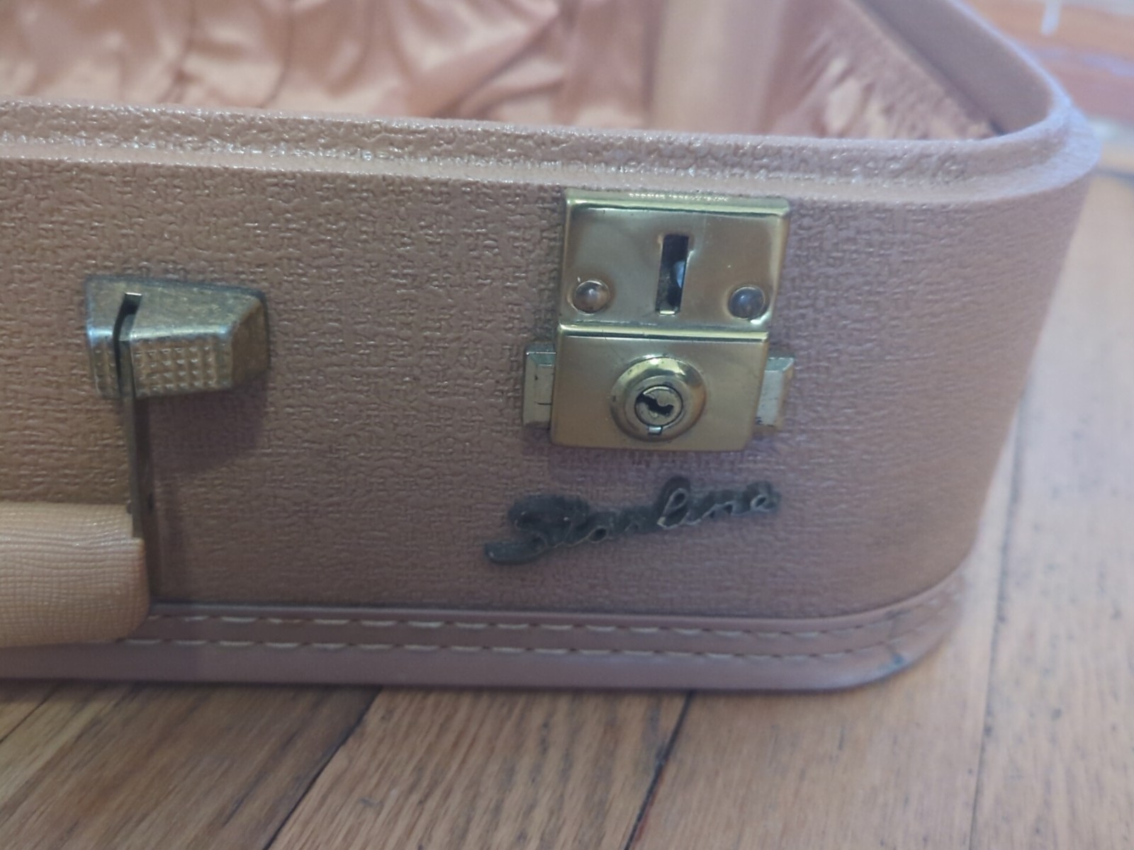 VINTAGE Luggage/Travel LADY BALTIMORE STARLINE SUITCASE 18″X11″6″ Beige Hardtop