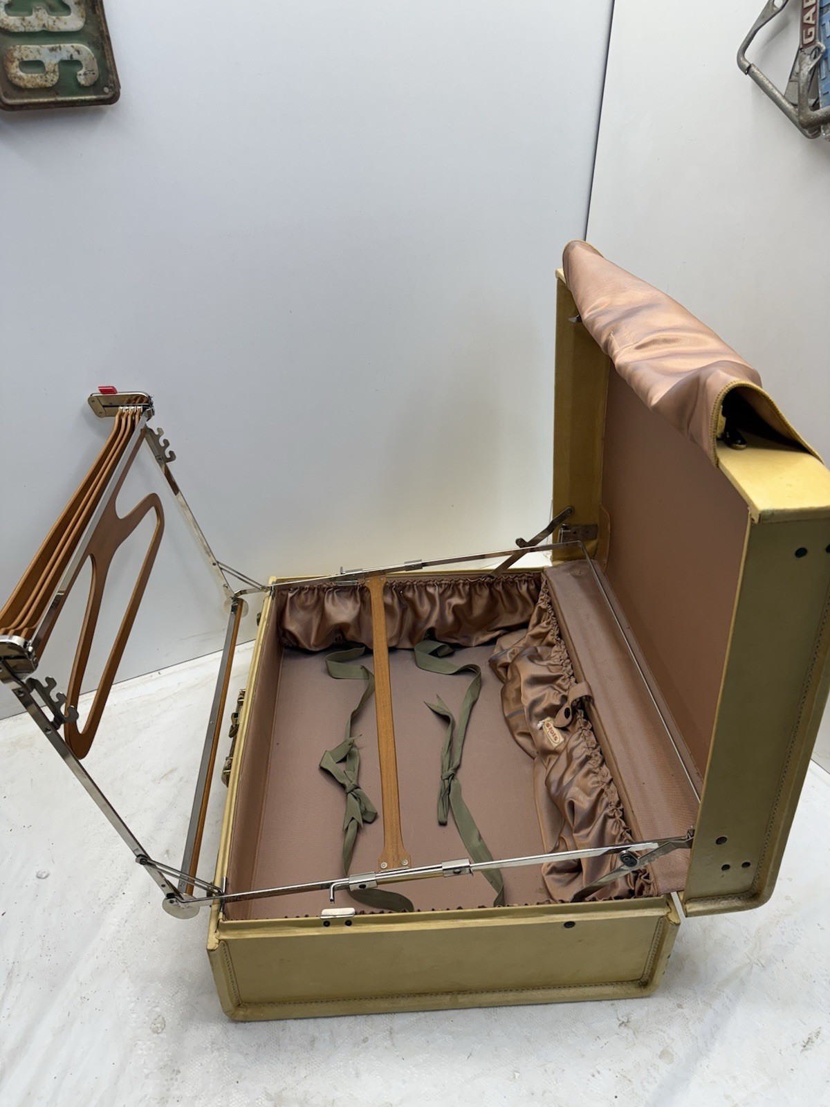 Rare Oshkosh Suitcase With Wooden Hangers, Key & Suitcase Cover 23”x18”X8”