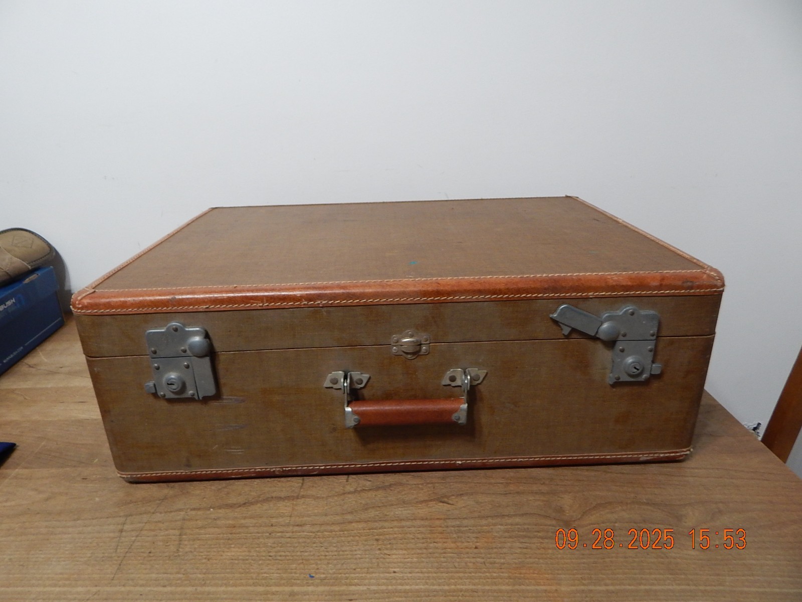 Wheary Luggage Vintage Tweed Exterior Gold Color Suitcase 26″X18″9″