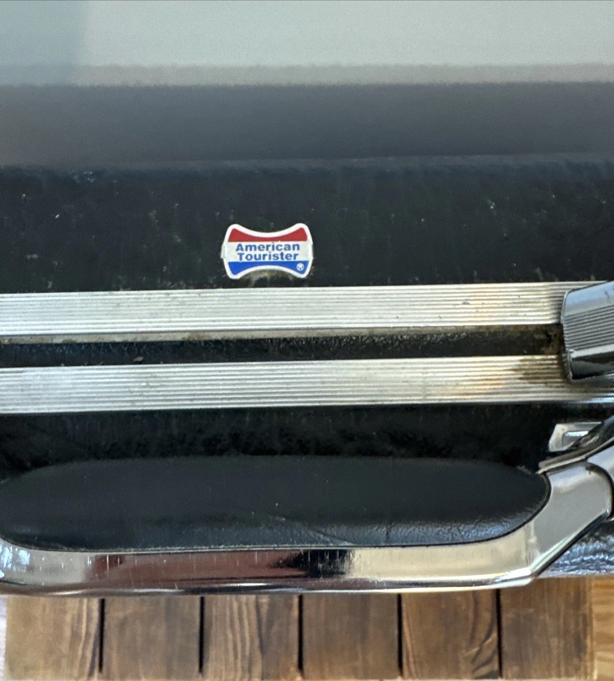 Vintage American Tourister Briefcase Hard Shell Vinyl Lock 18x14x3.75″ Black Key