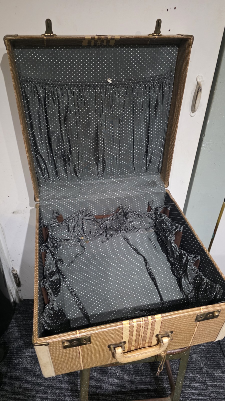 Vintage Tweed 18×18″ Suitcase CA Taylor Trunk Works Chicago, Made, Leather Trim