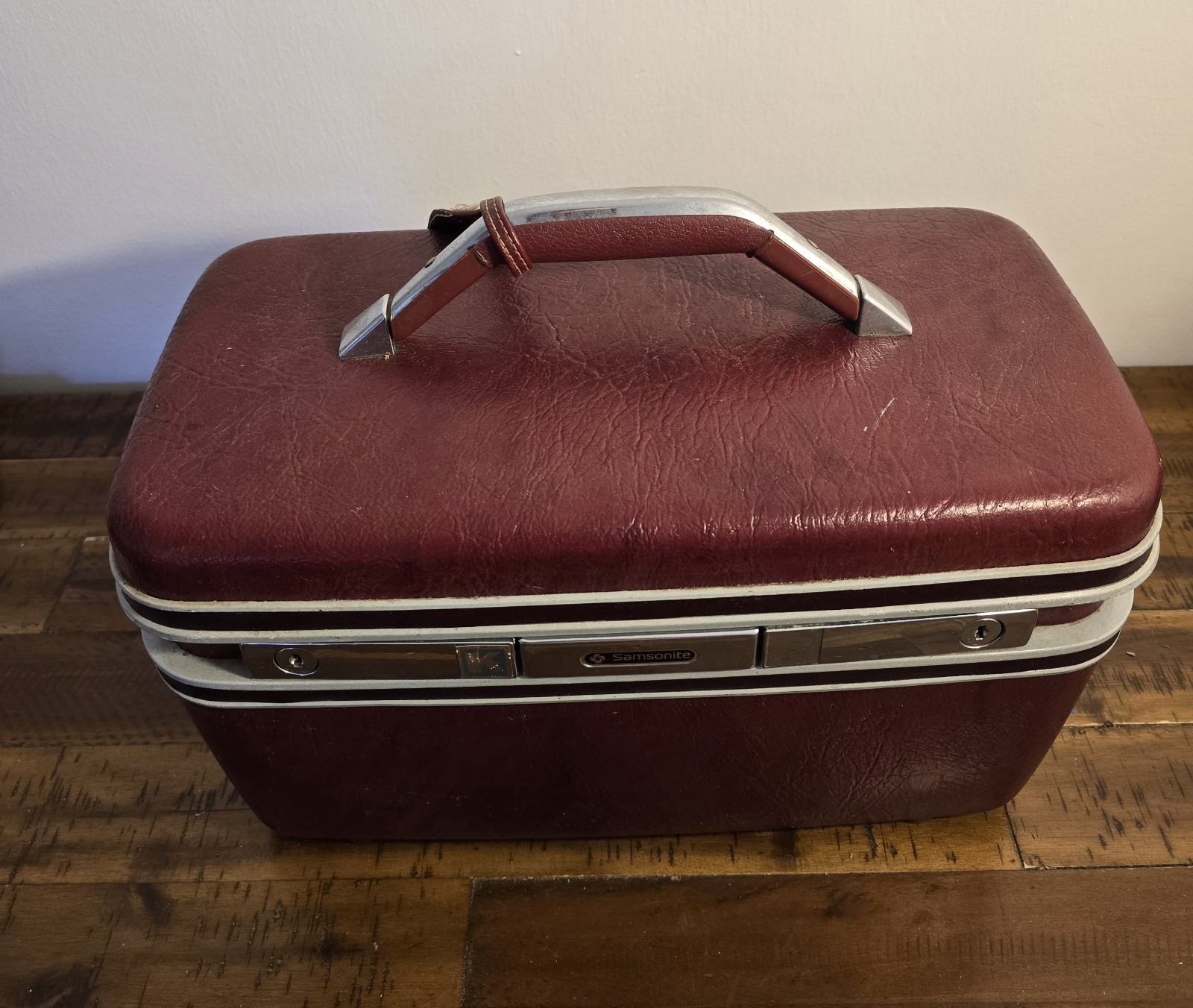 Vintage Samsonite Silhouette II Train Case Makeup Hard Shell Maroon No Key/Tray