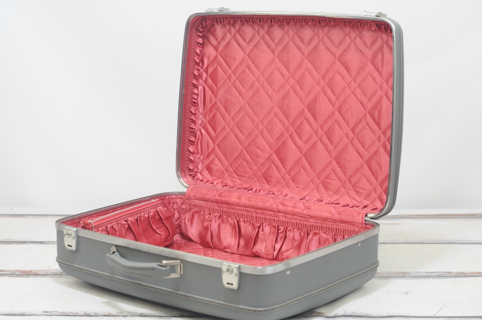 Vintage American Tourister Large Size Suitcase Luggage Medium Gray Pink Good Con