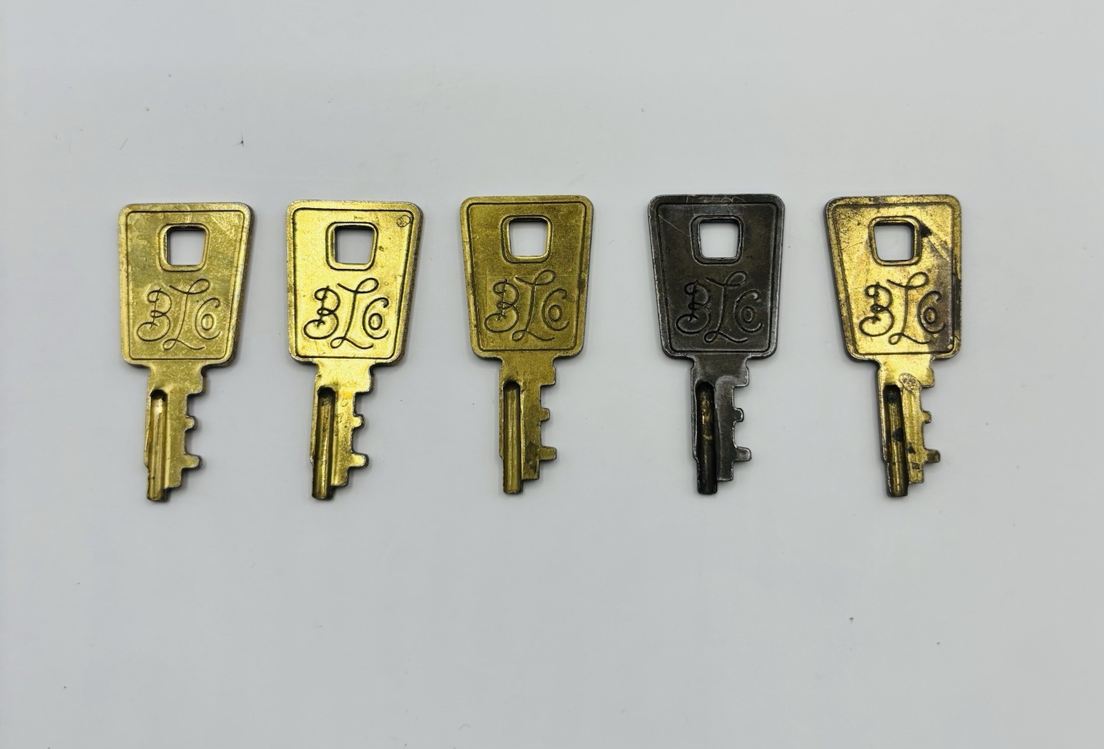 5 VINTAGE PAIR OF LADY BALTIMORE COMPANY TRAINCASE LUGGAGE KEYS SUITCASE