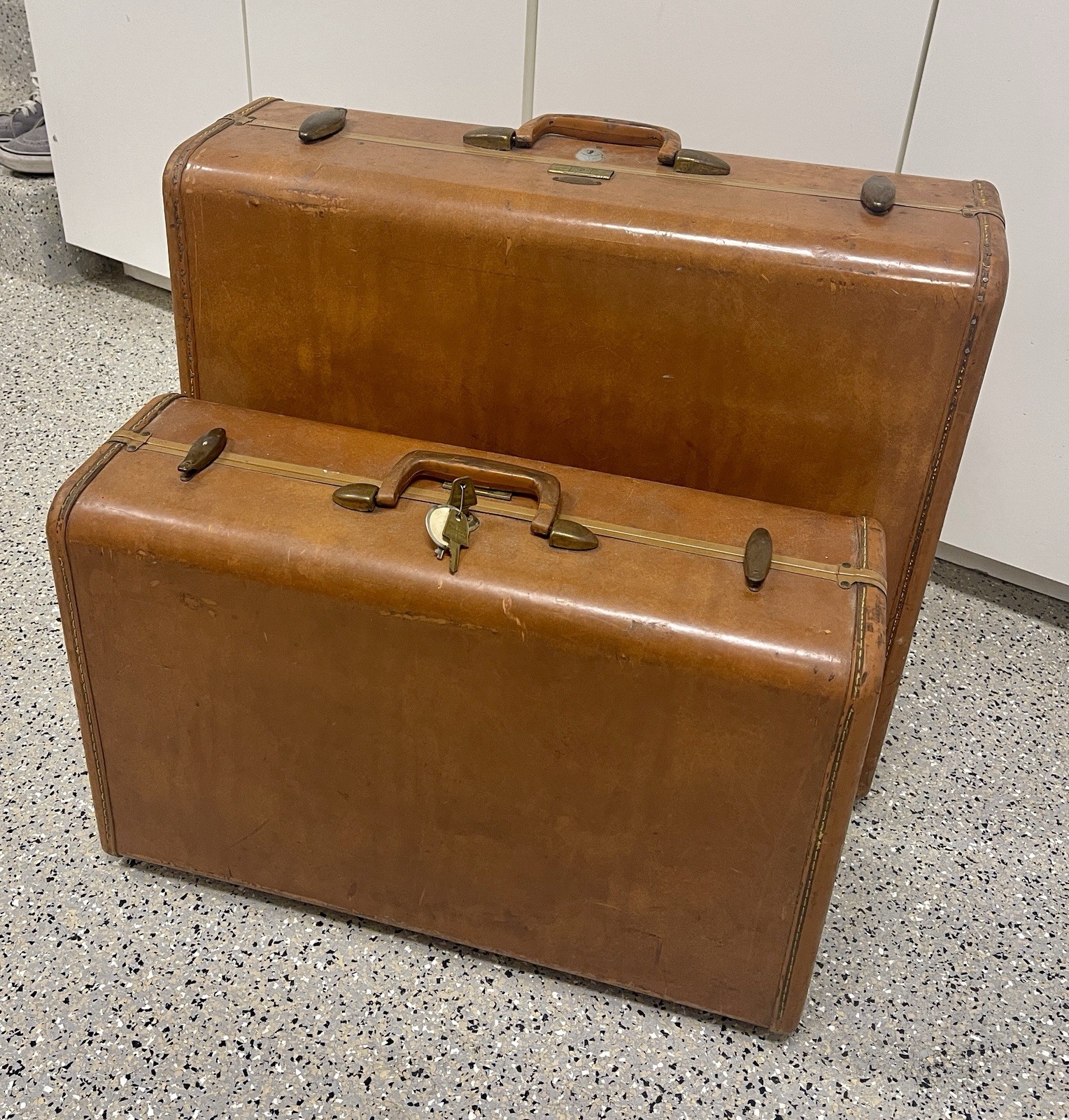 Pair of Vintage Mid Century Samsonite Streamlite Saddle Tan Suitcases with Keys