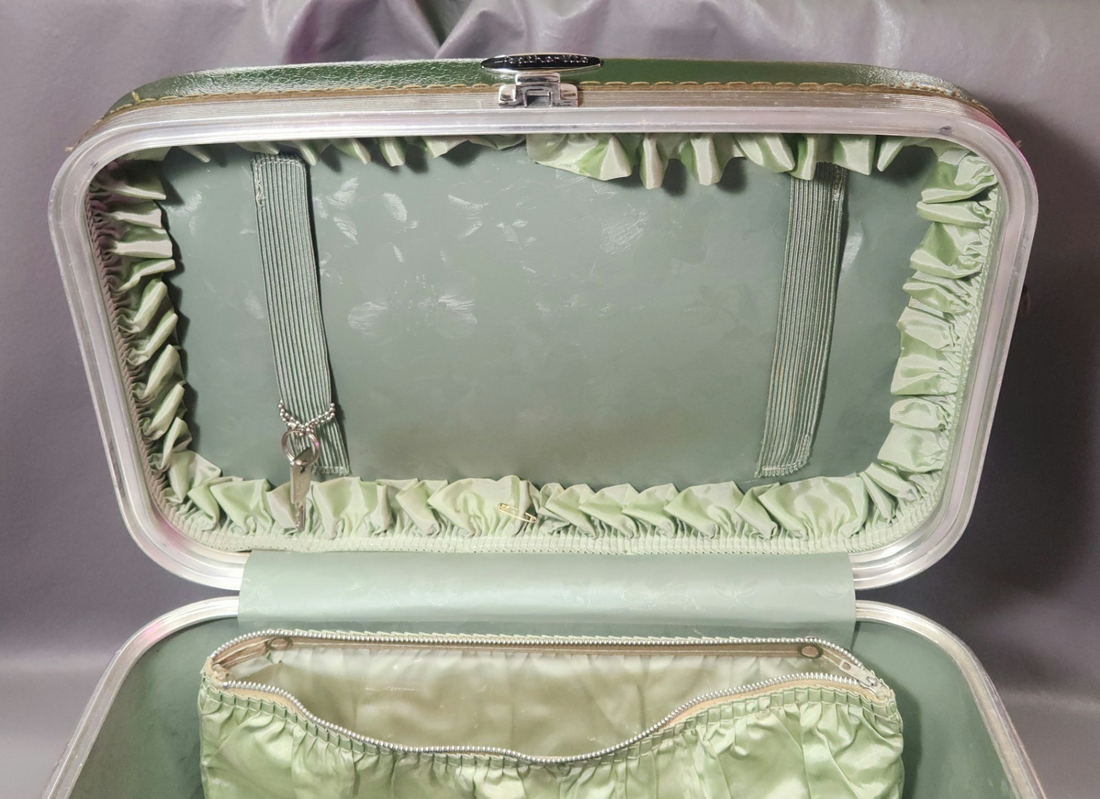 Vintage 1960s Sears Avocado Green Featherlite Train Case/Cosmetics Case/READ