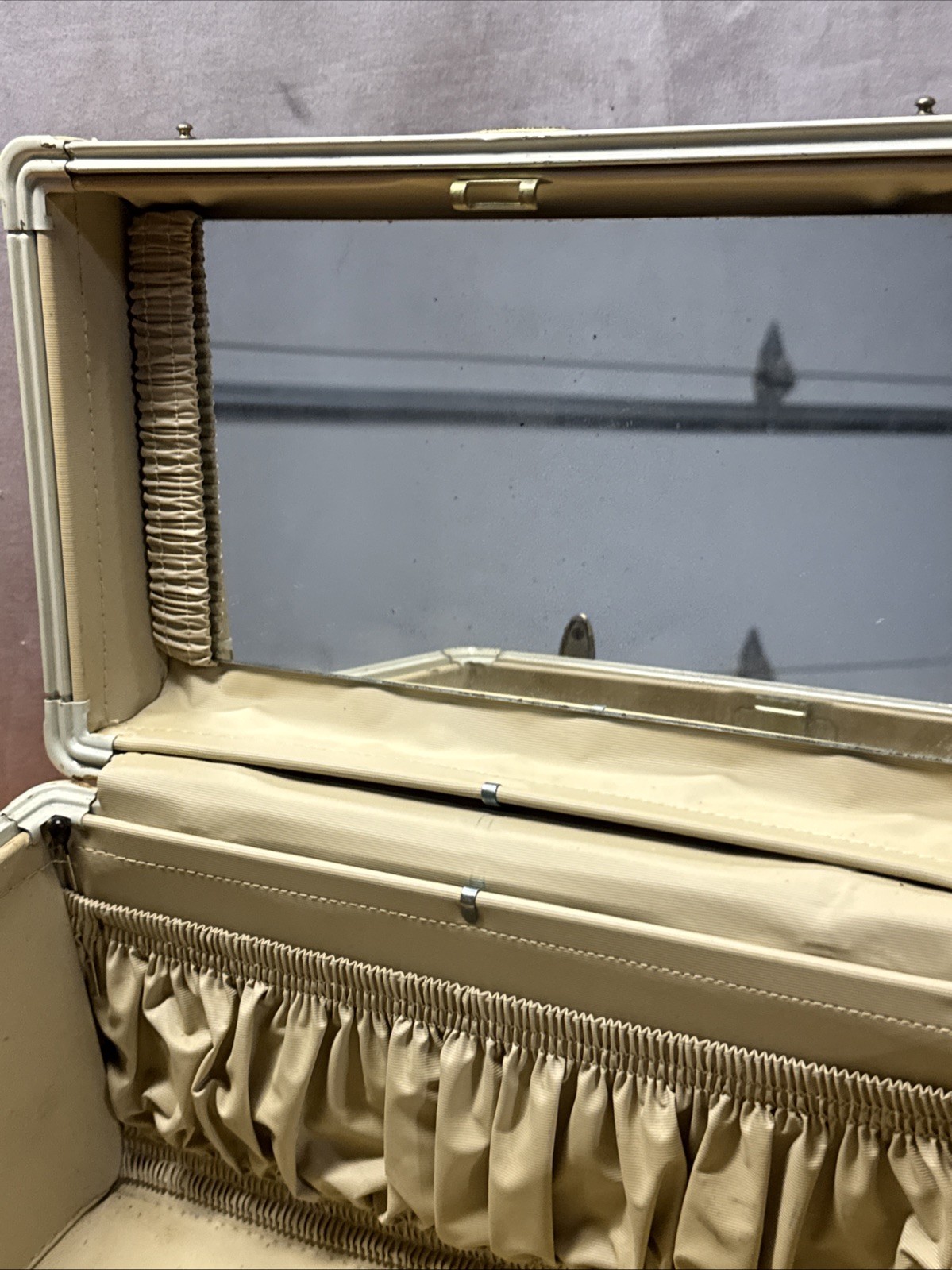 R•1960s Samsonite Shwayder Bros style 4512 Beige Marbled Cosmetic Hardcase w/Key