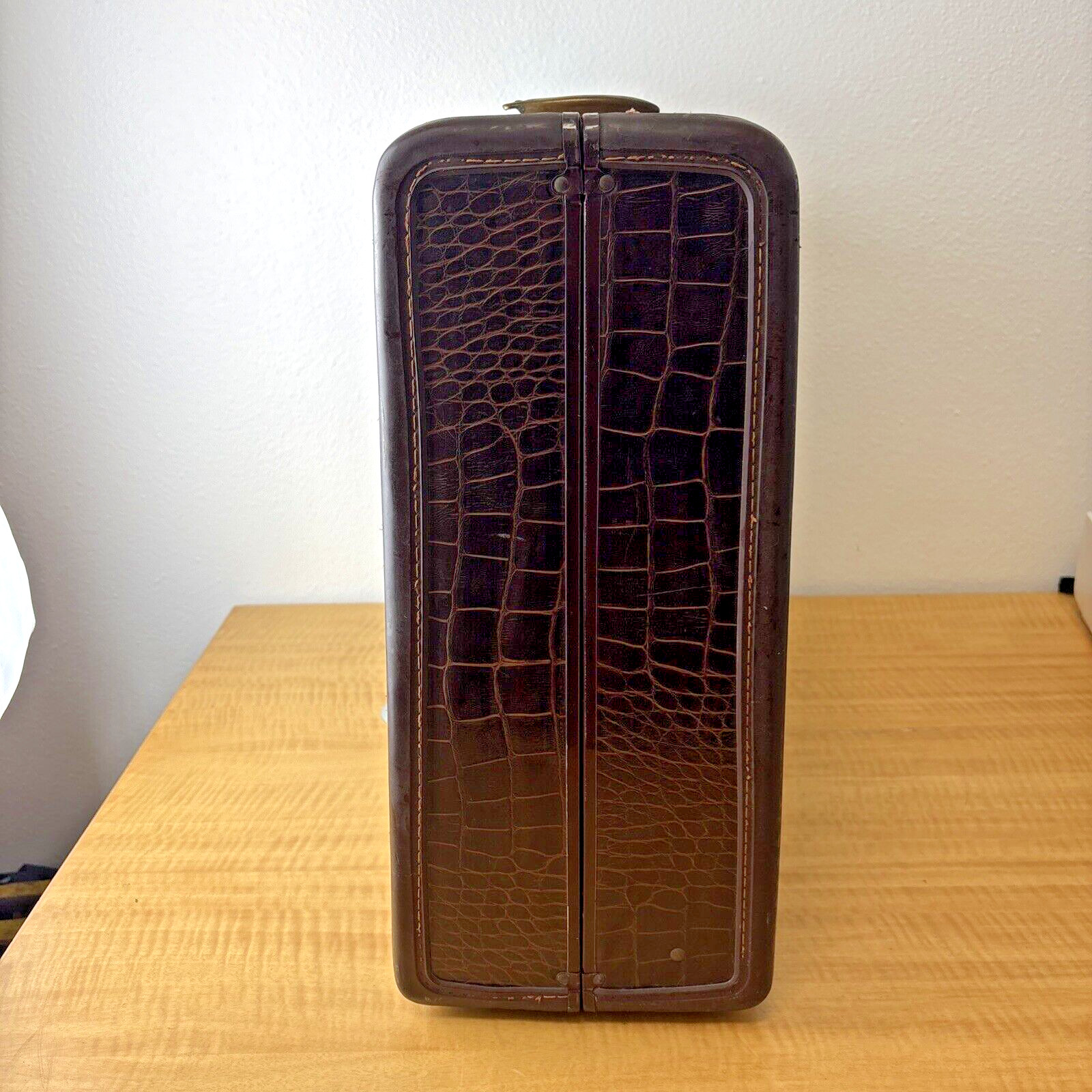 Samsonite Suitcase Luggage 4135 Faux Alligator Shwayder Bros 24″x18″x 7″ Vintage
