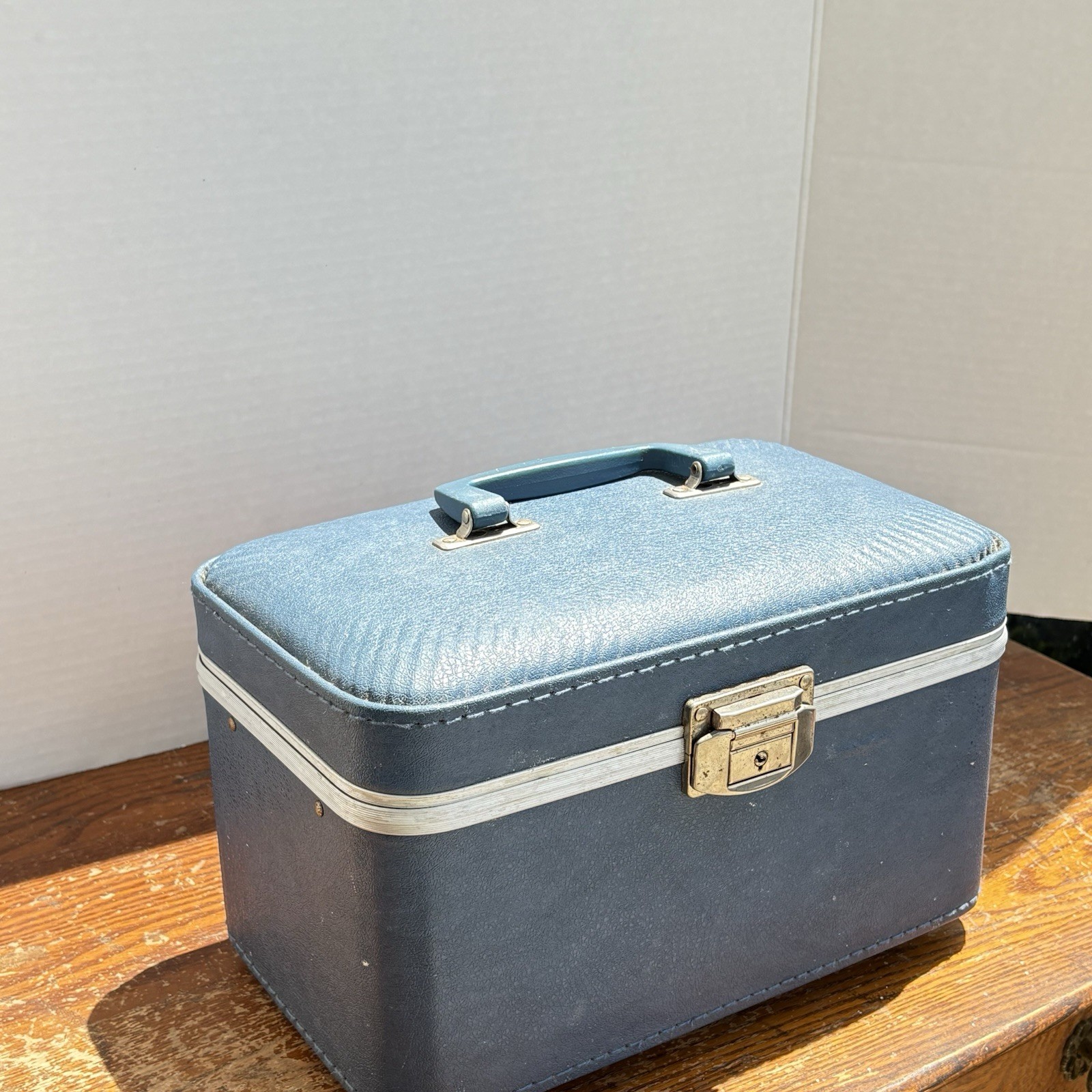 Vintage Blue Hard Train Makeup Case Luggage Mirror 1960’s Traveling Bag Retro