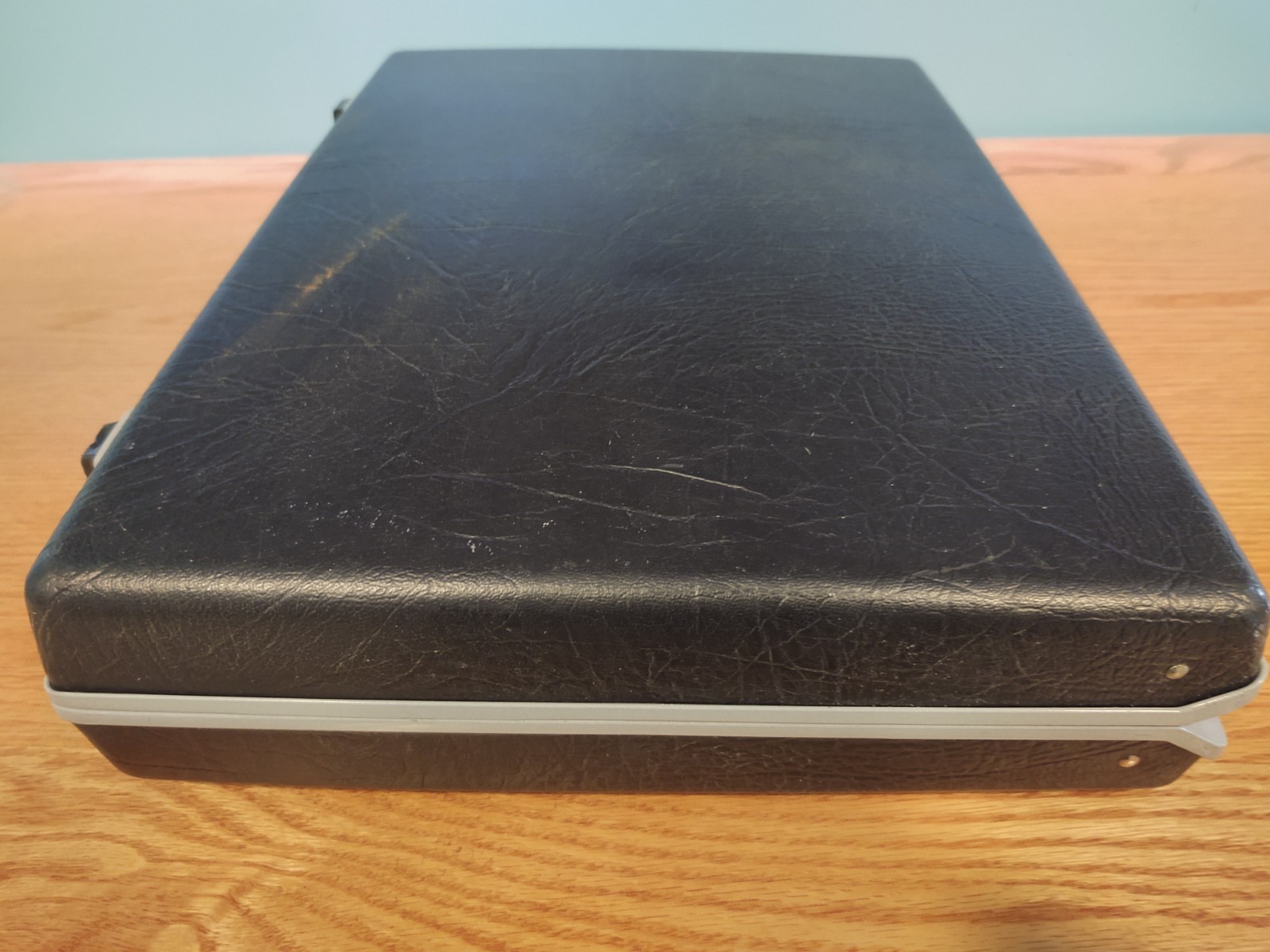 Vintage Samsonite Classic IV Briefcase Hard Shell 18″ X 13″ X 3.5″ No Key