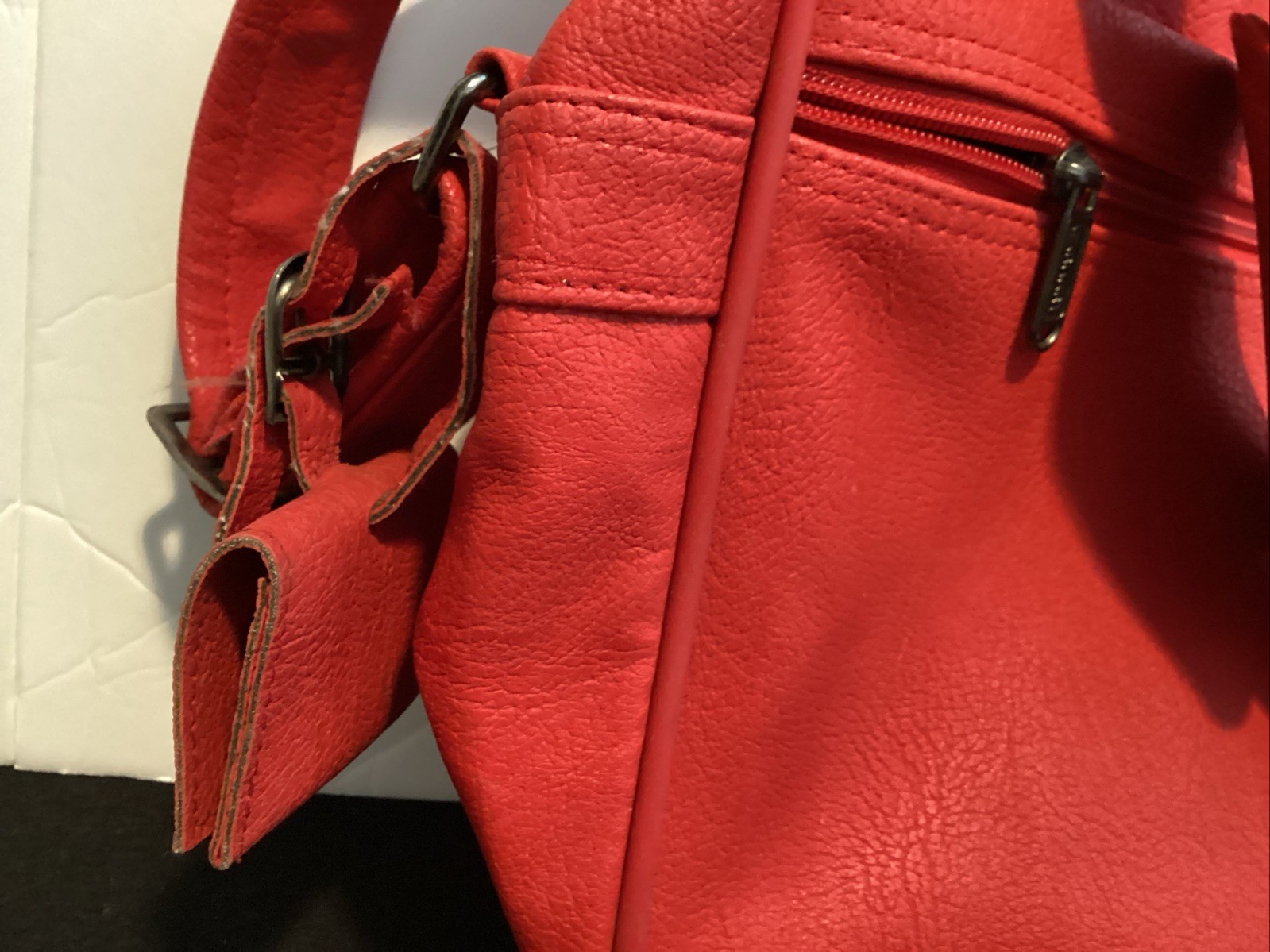 “Amelia Earhart” Travel Shoulder Bag, Red Carry-On Luggage Footed 17″ Vintage