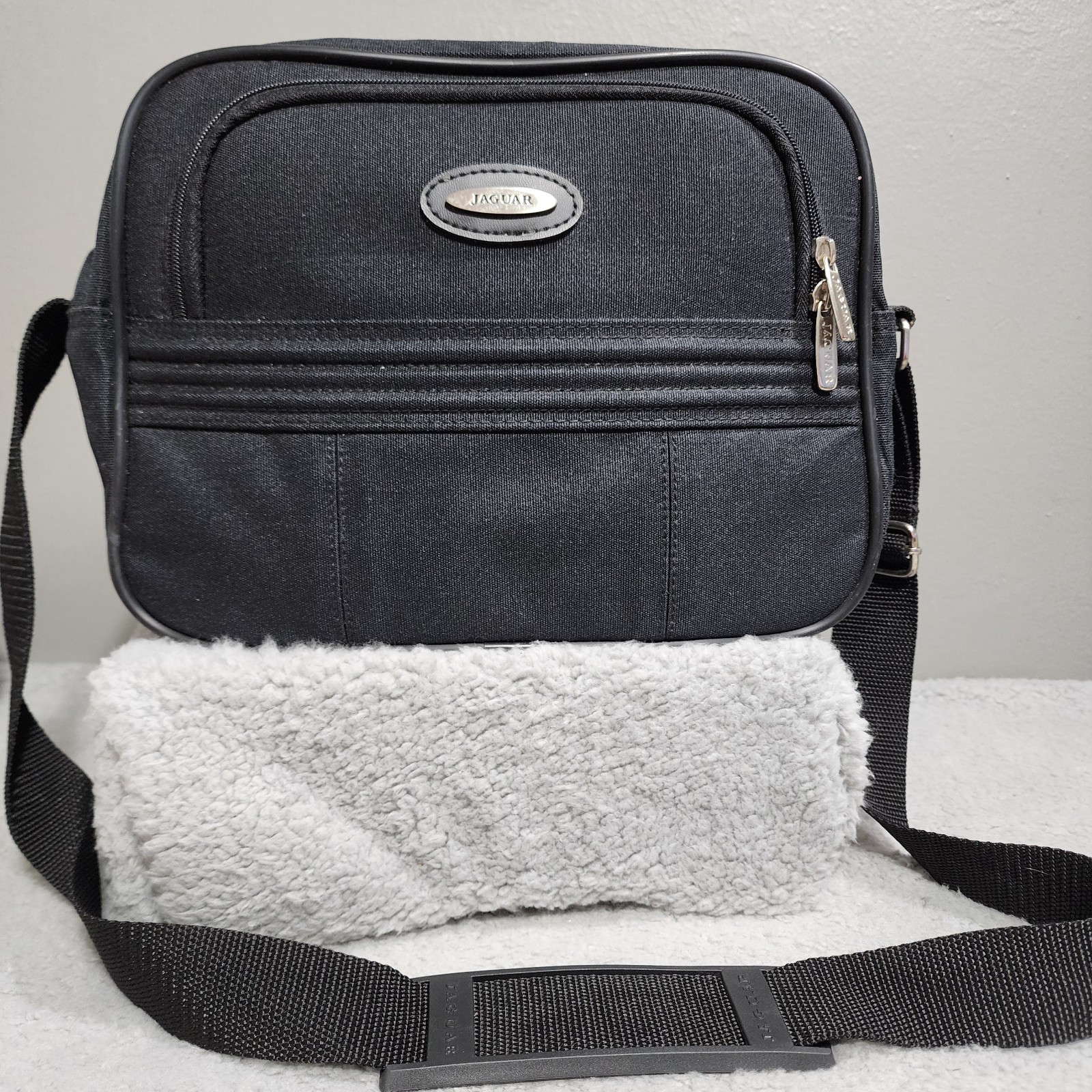 Jaguar Vintage Duffle Bag Shoulder Strap Overnight Bag Purse 60’s Black Zipper