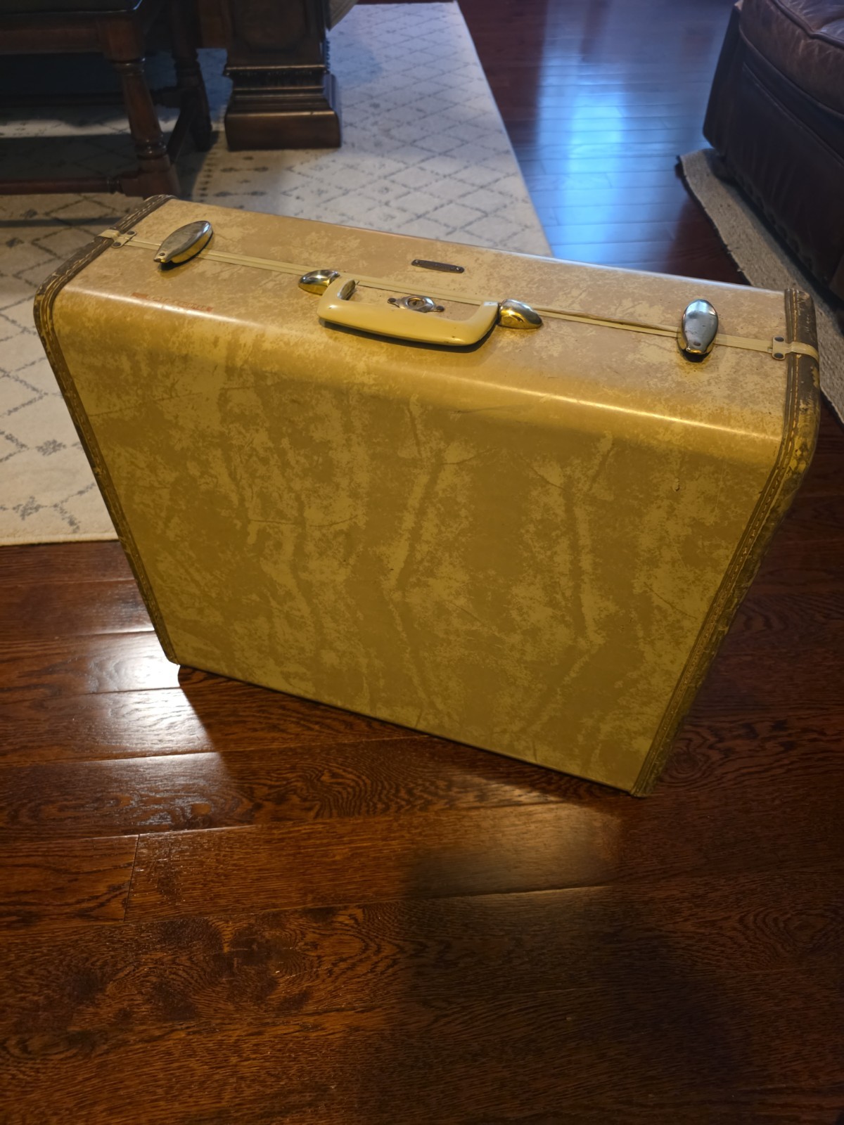 Vintage Samsonite Shwayder Bros Hard Shell Suitcase Luggage Train Case Cream