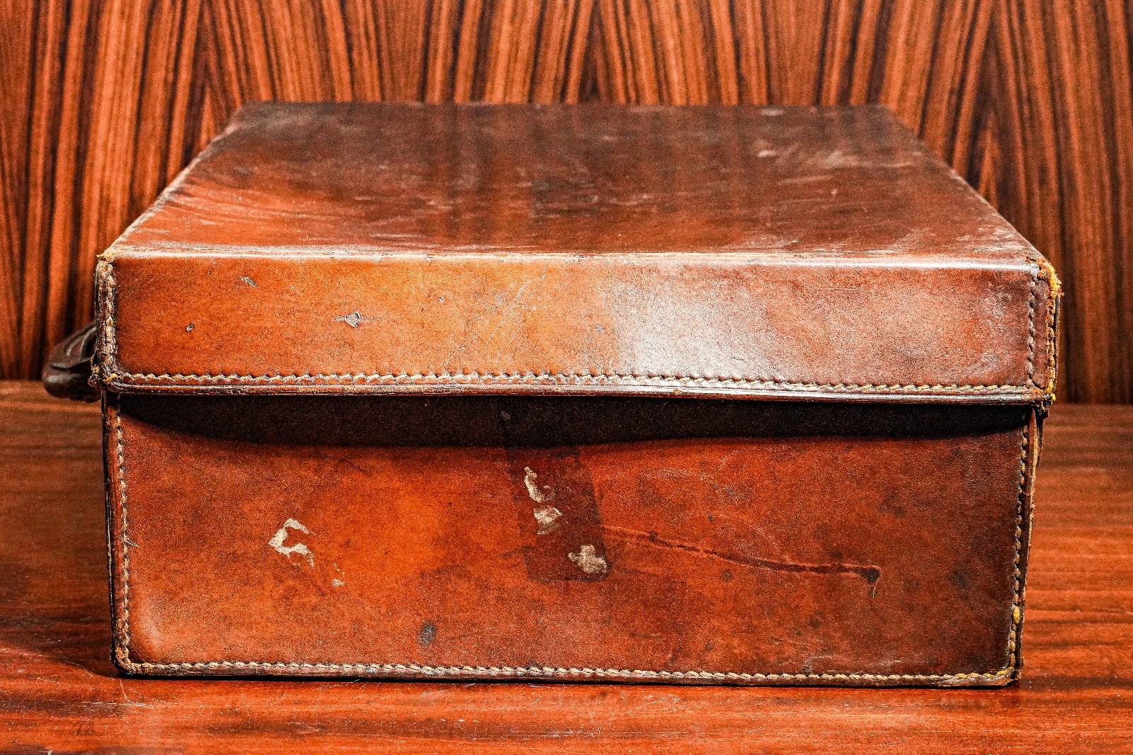 Charming Antique Leather Aged Travel Suitcase Luggage Home Decor Prop
