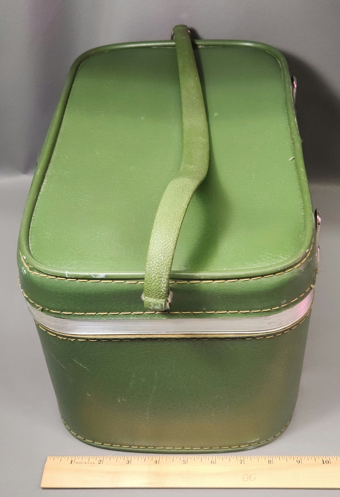 Vintage 1960s Sears Avocado Green Featherlite Train Case/Cosmetics Case/READ