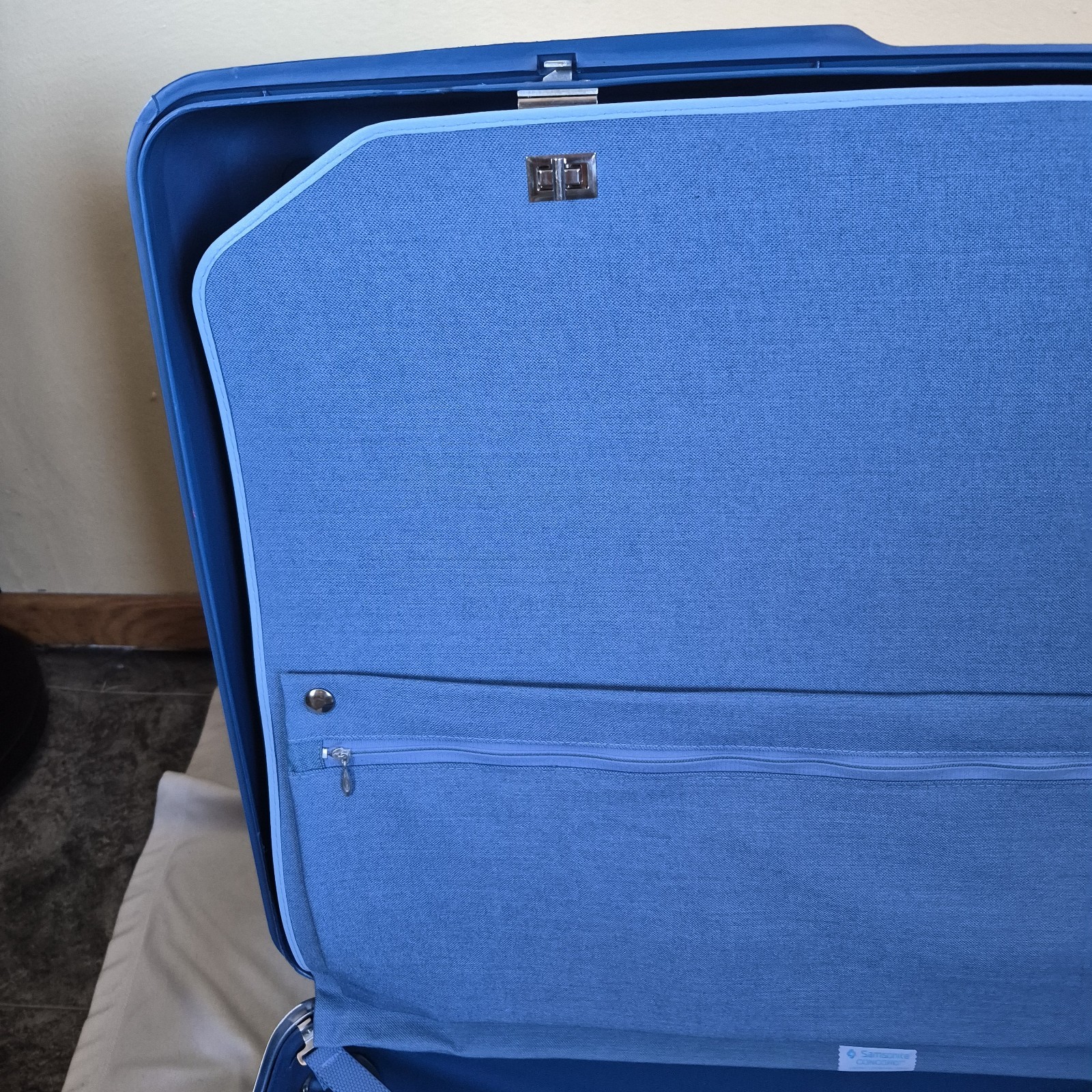 Samsonite Concord Vintage Hard Shell Suitcase 30” x 23” x 9” Blue + Wheels