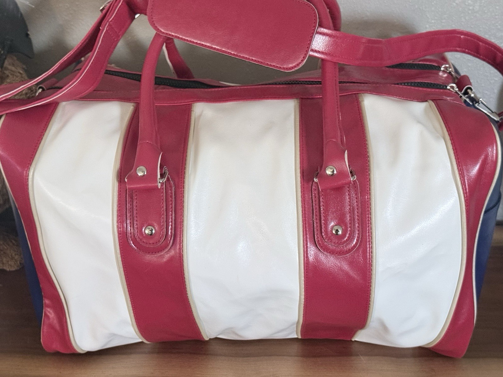 CLASSIC BEN HOGAN CO. RED WHITE & BLUE DUFFEL BAG WITH SHOULDER STRAP