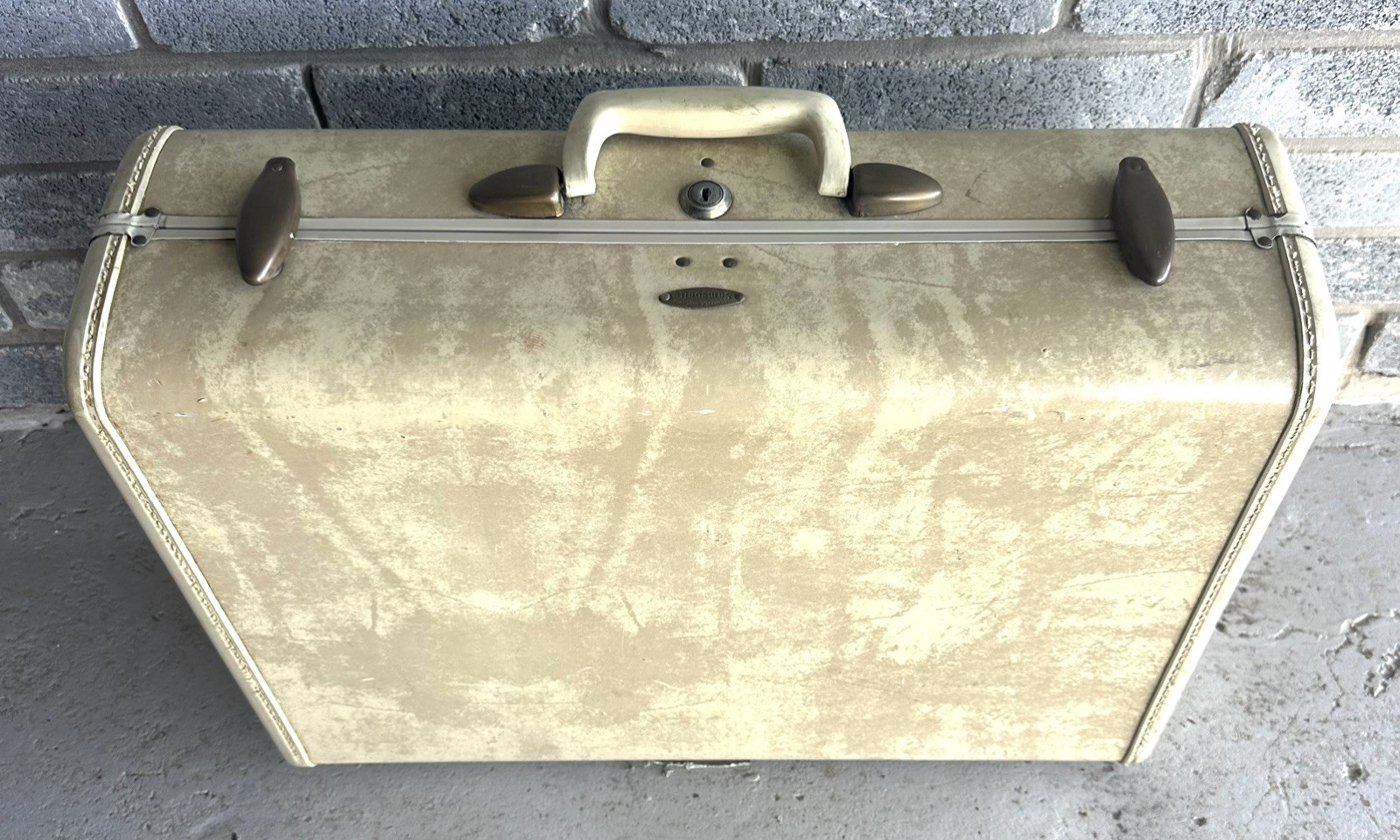 Vintage Samsonite Suitcase USA Shwayder Bros Ivory Hard Case 21”