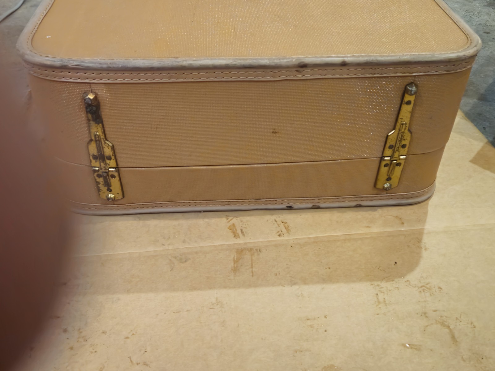 Vintage Lady Baltimore 21x18x9 Hard Shell Suitcase Luggage