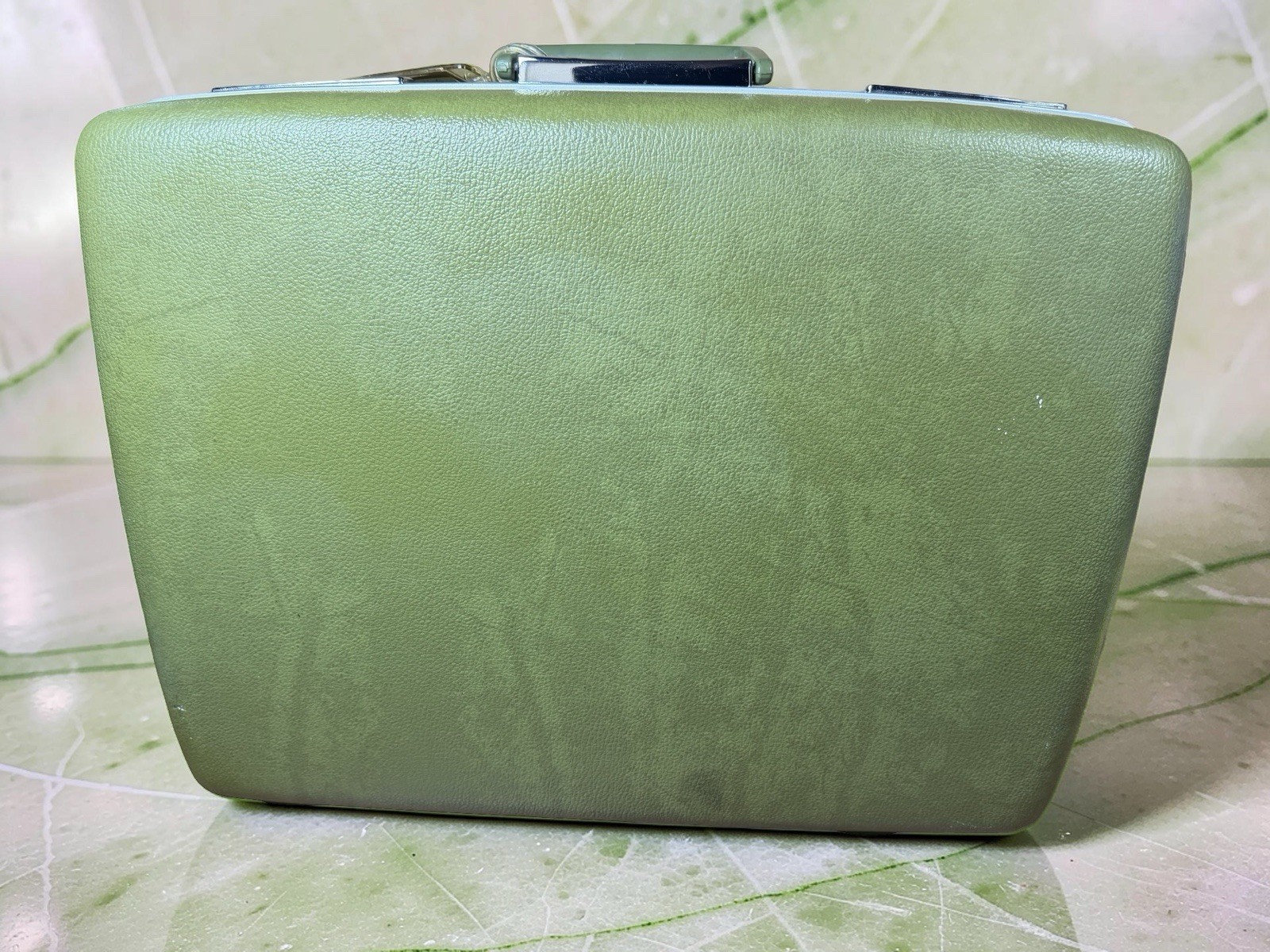 Royal Traveller Vintage Green Hard Shell Suitcase Train Case No Key 20″