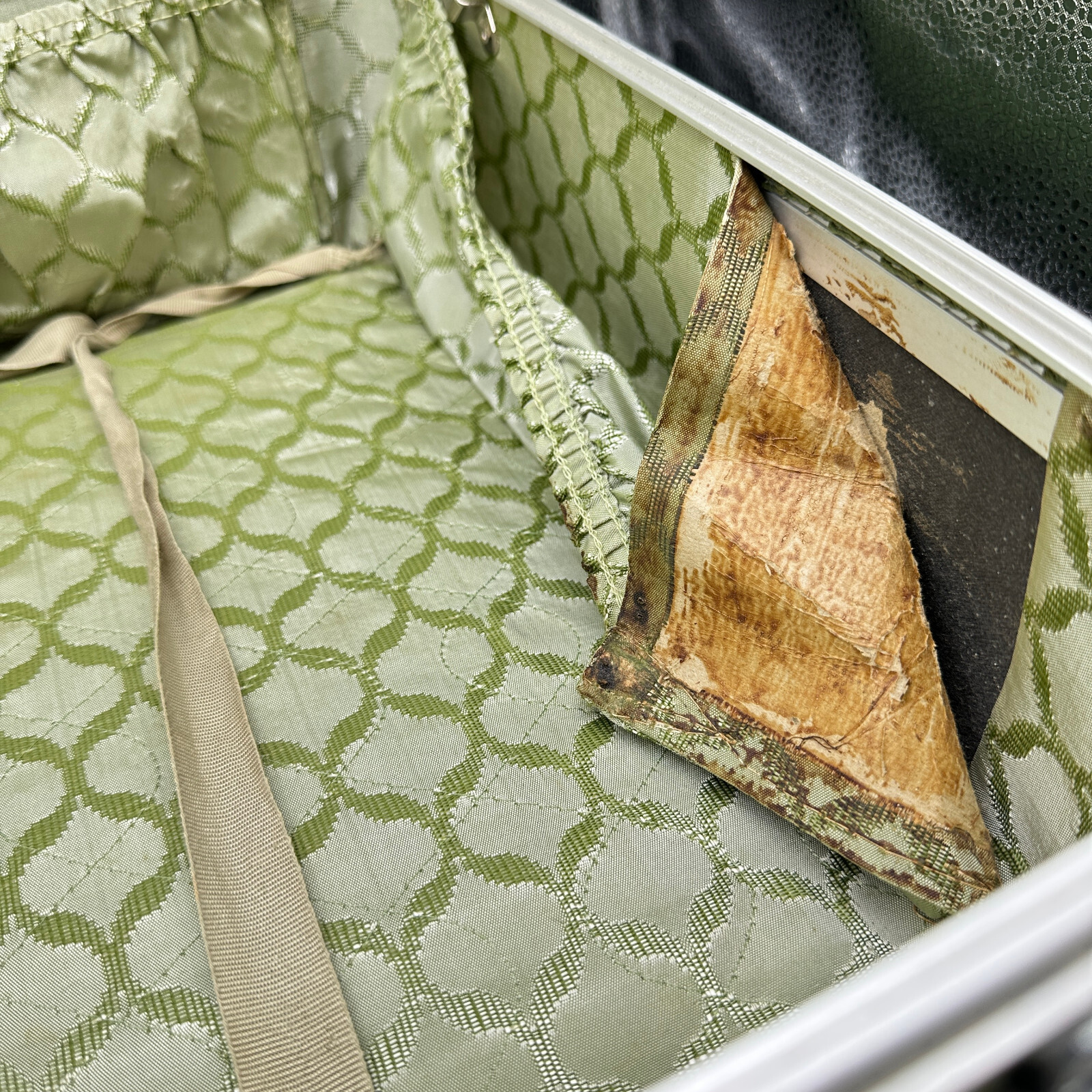 Vintage Amelia Earheart Luggage Green Medium Size Suitcase 23x17x7″