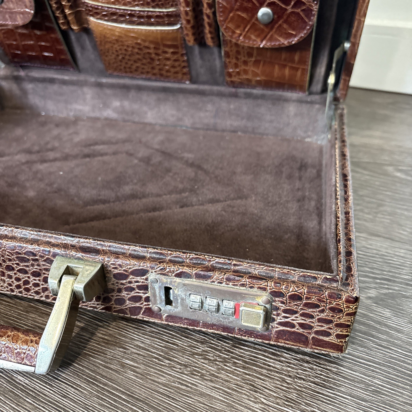 Vintage Antique Alligator Leather Suitcase Unique Steampunk Timeless 17”x11”x3”