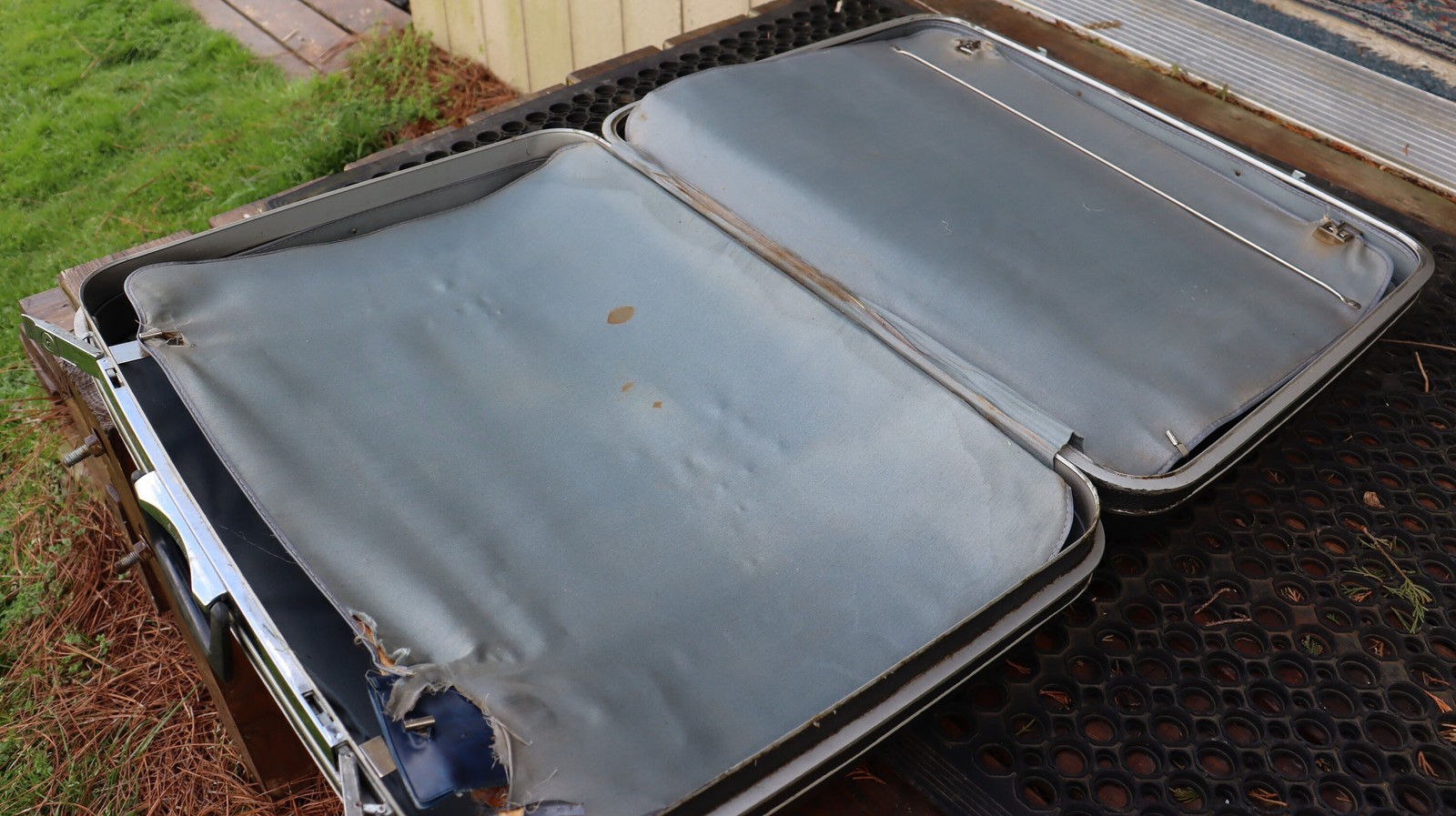 Vintage Samsonite hard shell suitcase 25 by 20 by 6 inch.