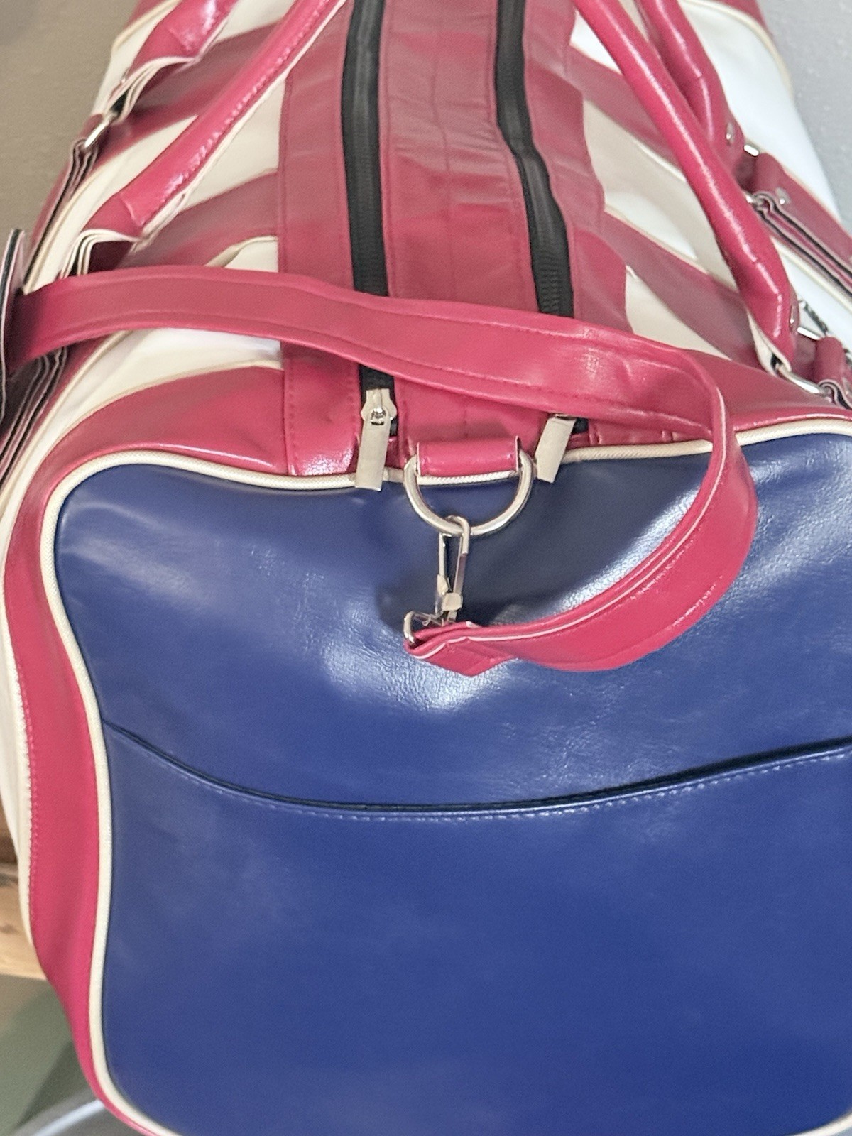 CLASSIC BEN HOGAN CO. RED WHITE & BLUE DUFFEL BAG WITH SHOULDER STRAP