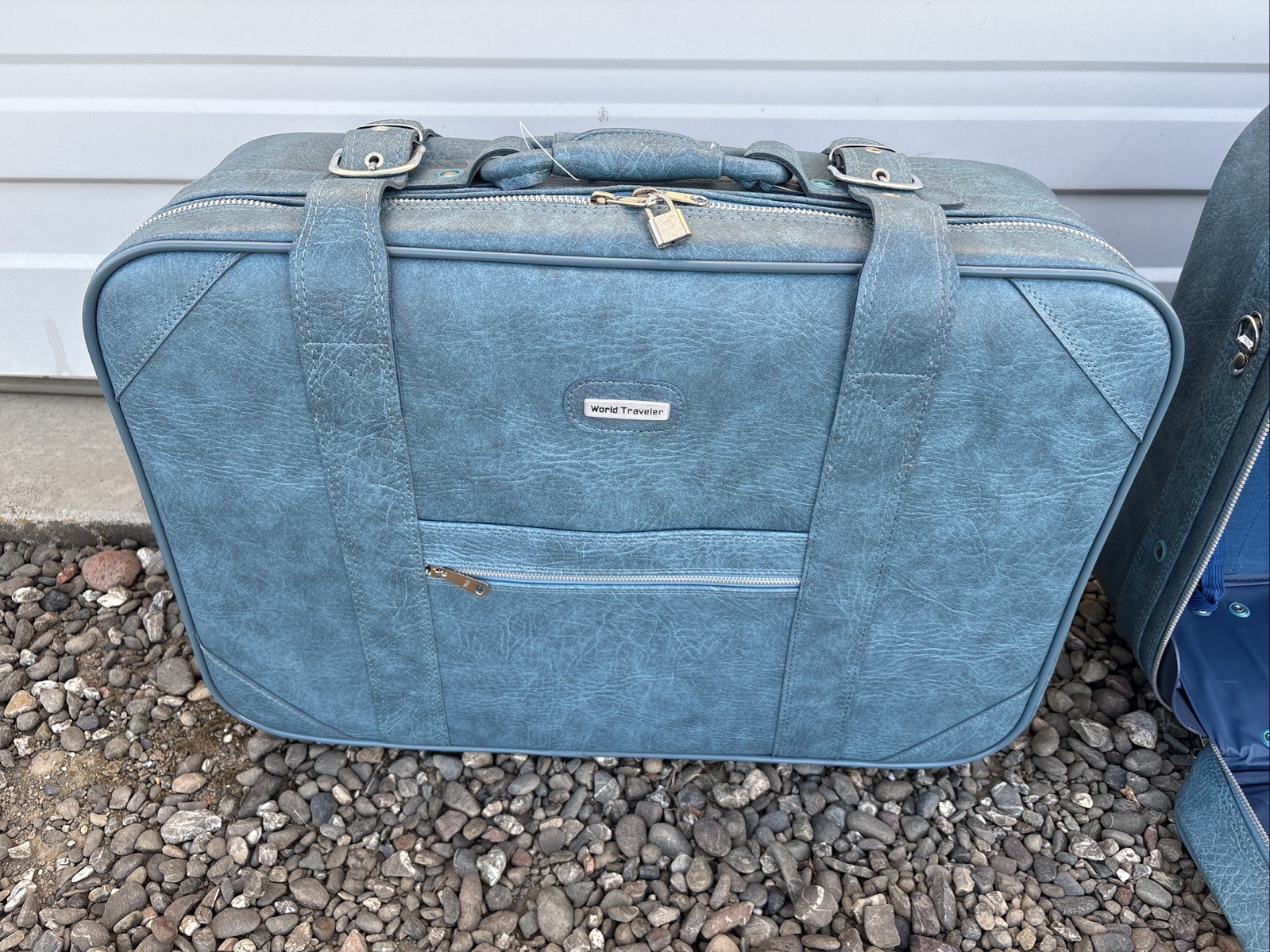 1970s Blue Faux Leather Luggage 5 pc Set New Vista Dallas includes Keys Lock NOS