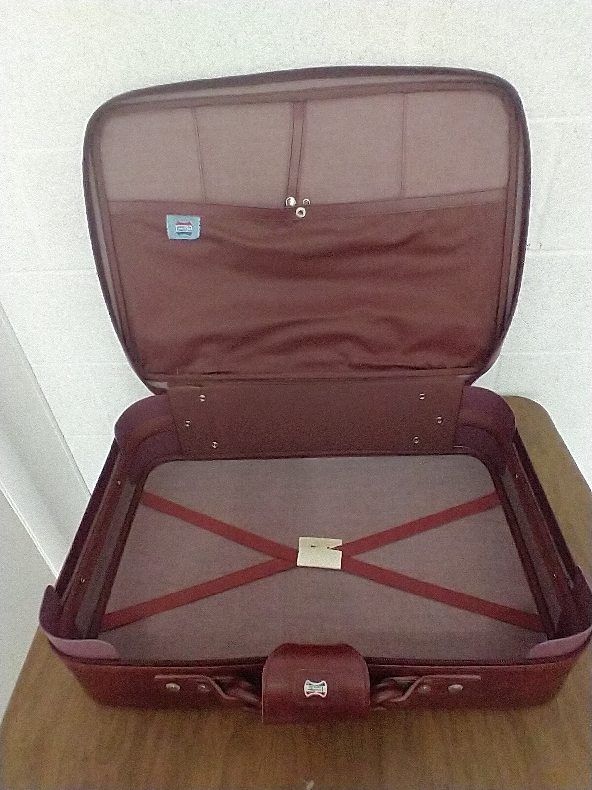 American Tourister Vintage Red Faux Leather 4 Piece Luggage Set 24×17 to Clutch