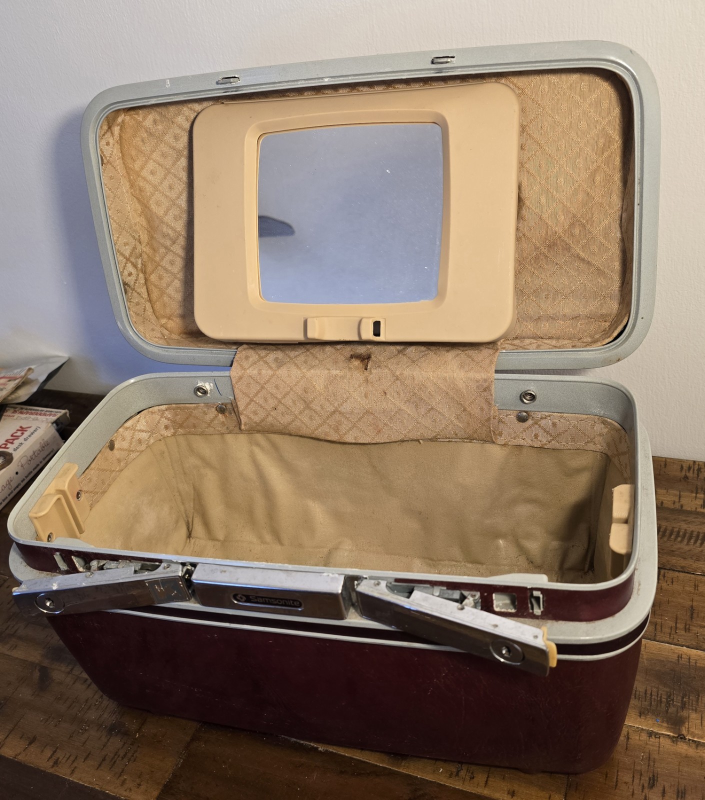 Vintage Samsonite Silhouette II Train Case Makeup Hard Shell Maroon No Key/Tray