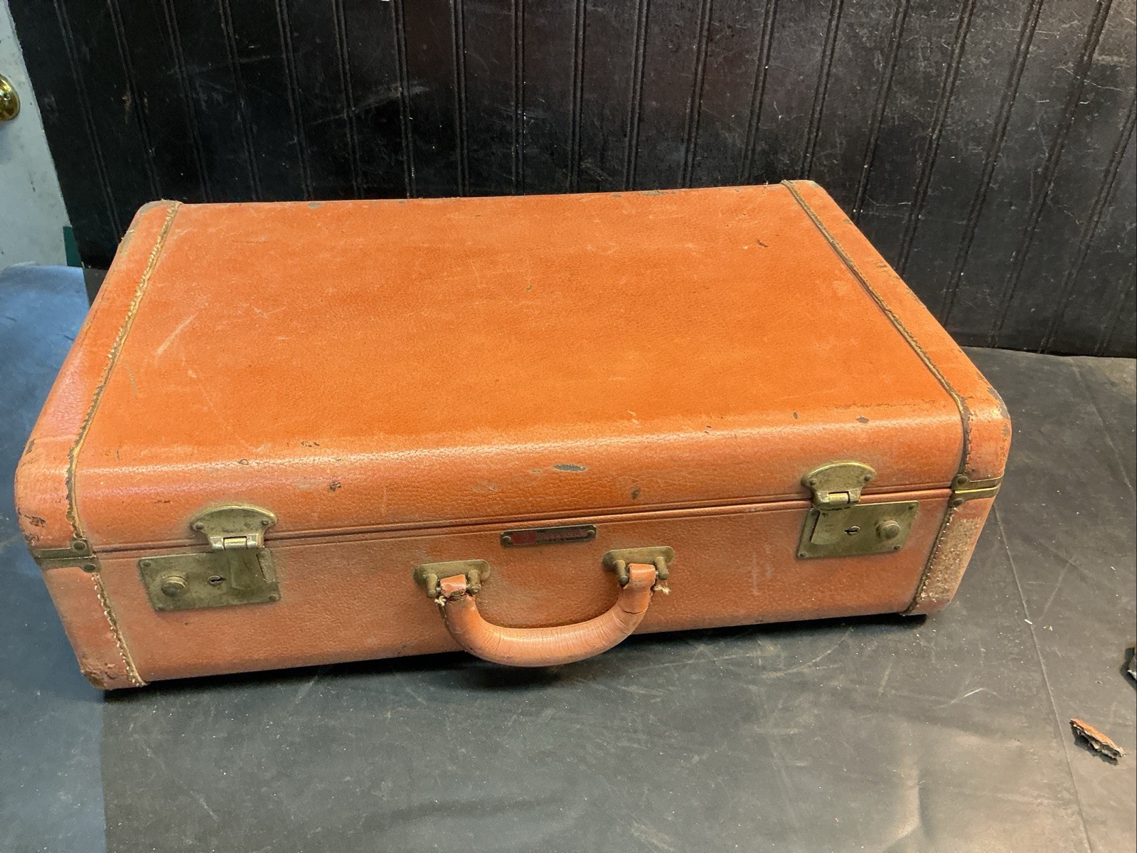 vintage 1930s Bellevue suitcase, W Key leather hardsided material 21”x6”x14”