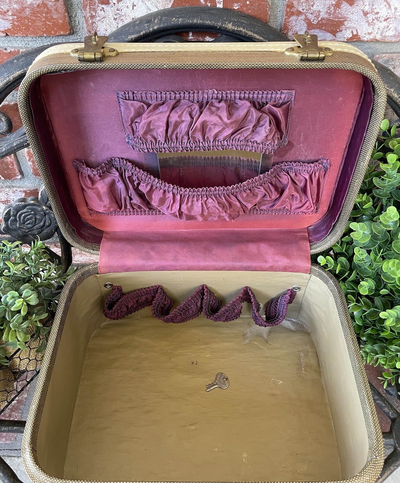 Vintage Skyway Train Case; Tweed/Beige Trim; Burgundy Satin/Tan Int; Mirror/Key