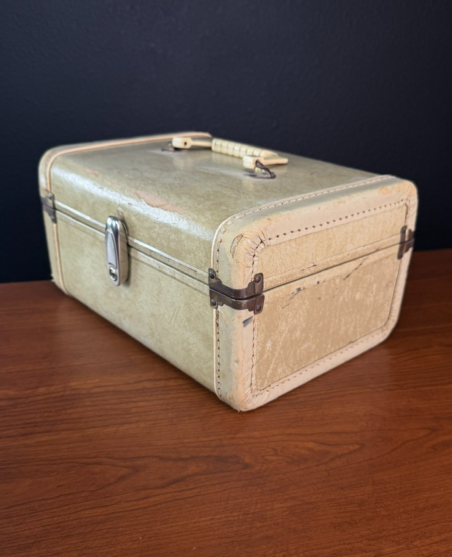 Vintage 1950s beige ivory train case small suitcase white marble hard handle