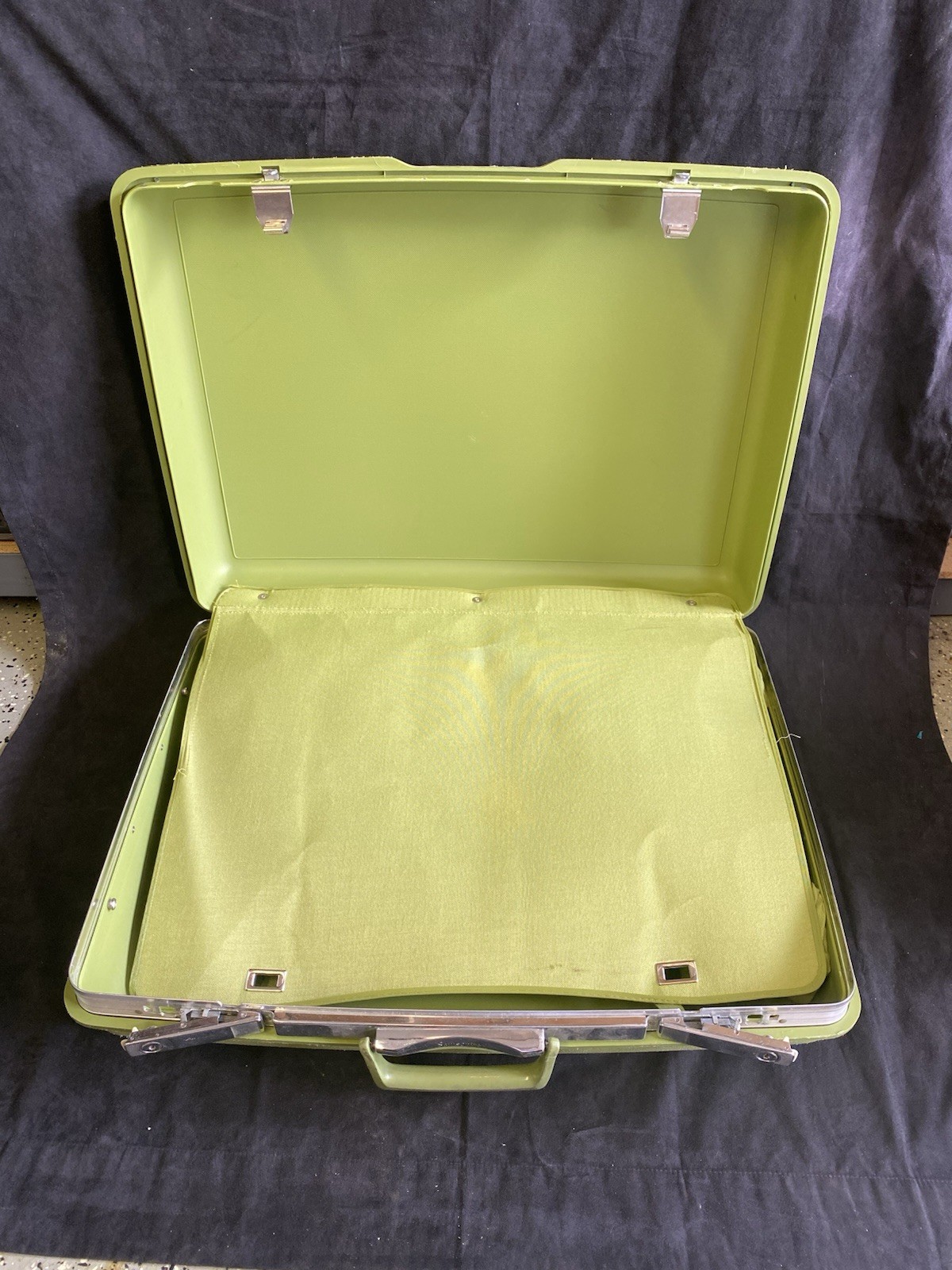 VTG Pair of Samsonite Saturn Avocado Lime Green Hard Shell 24” and 22″ Suitcases