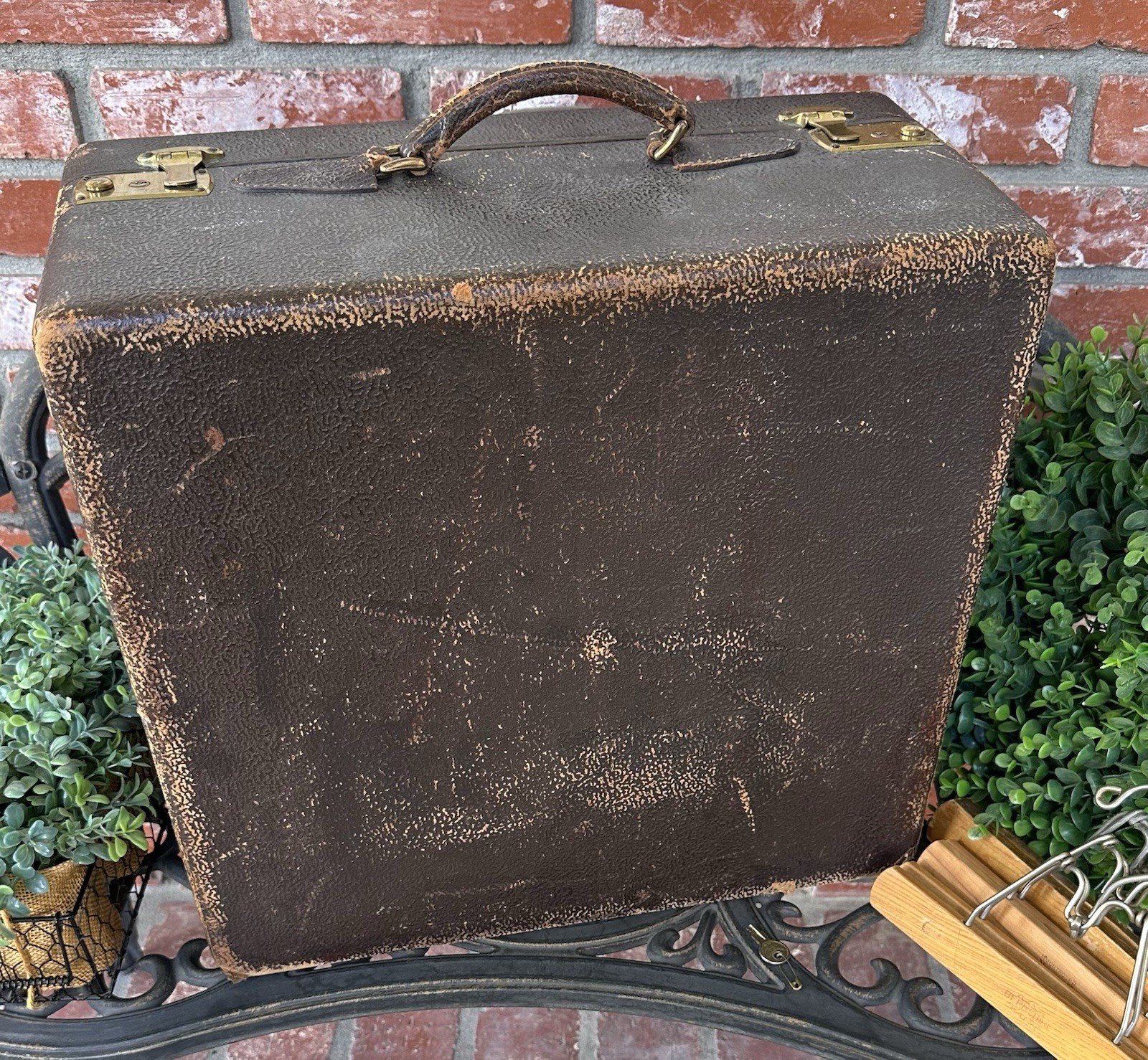 Vintage Warren Wardrobes Luggage; Brwn Leather W/Tan Satin Int; Wood Hangers/Key