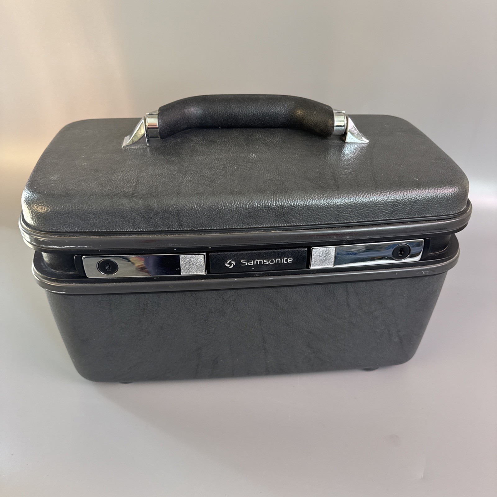 1987 Samsonite Silhouette 4 Hard Shell Gray Cosmetic Makeup Travel Train Case
