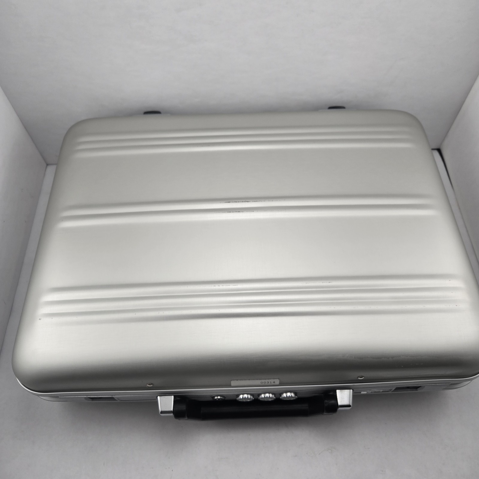 Used Aluminum Briefcase Silver Attache Case 18x13x4 Locking