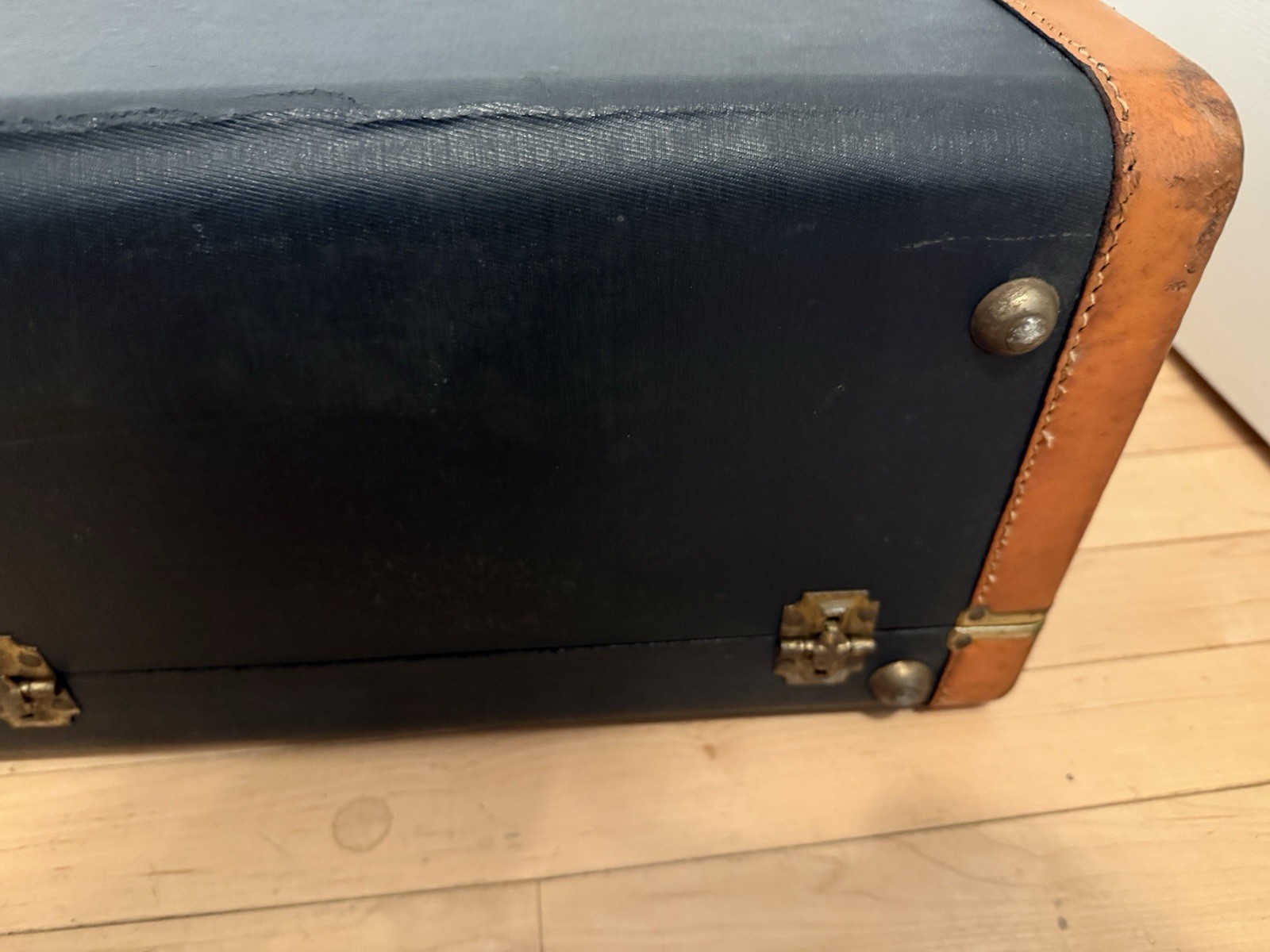 💙Rare Vintage Biltrite Hard Luggage Dark Blue w/Brown Leather + Key~ 28x16x8
