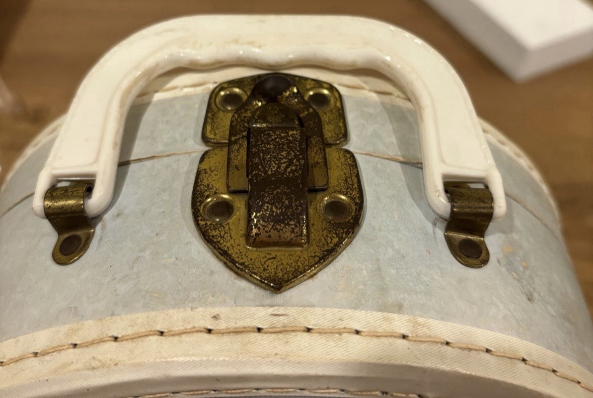vintage Air Flite brand oval vanity case, from the 1950s – with some damage