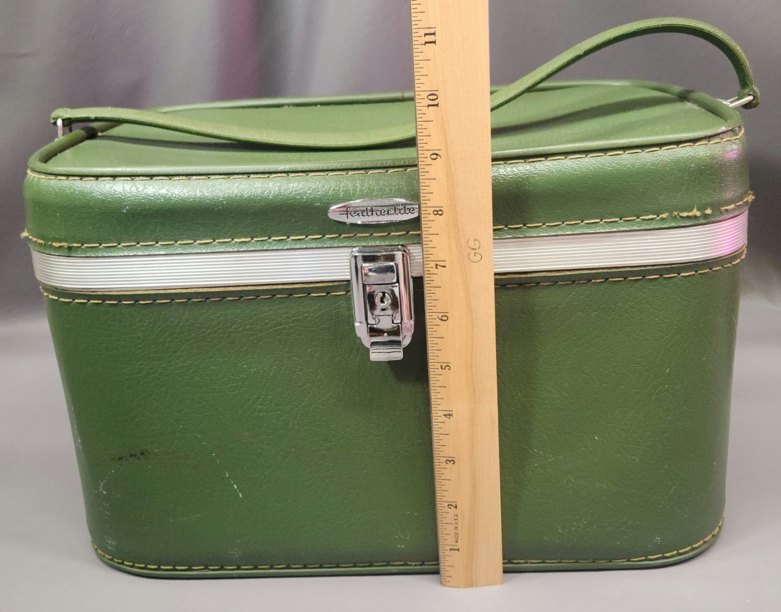 Vintage 1960s Sears Avocado Green Featherlite Train Case/Cosmetics Case/READ