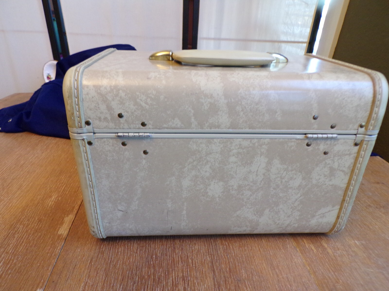 1960s Samsonite Shwayder Bros style 4512 Beige Marbled Cosmetic Train Hardcase