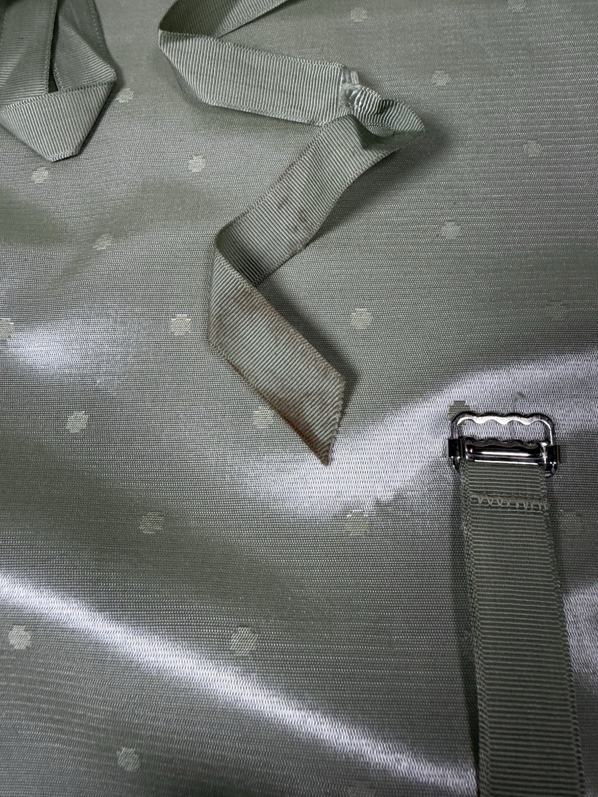 Royal Traveller Vintage Green Hard Shell Suitcase Train Case No Key 20″