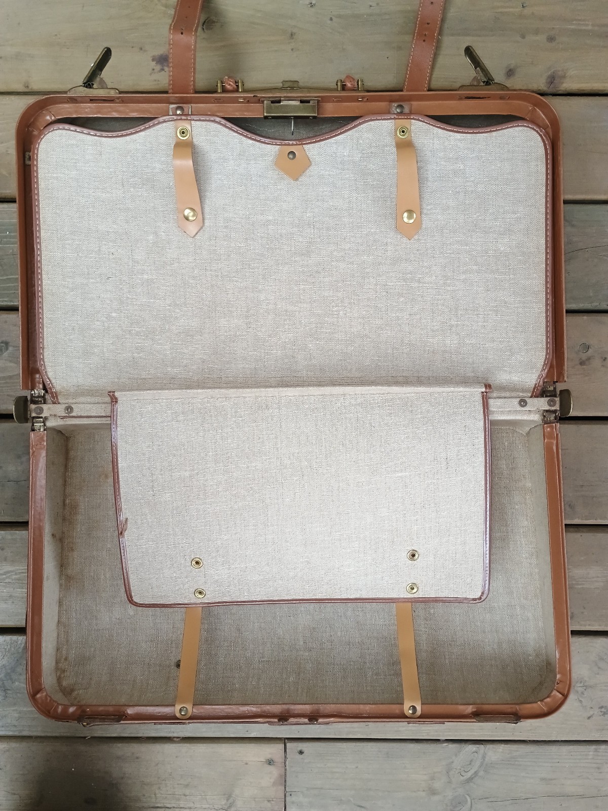 Vintage Acme Luggage brow leather brass hardware suitcase in great conditions
