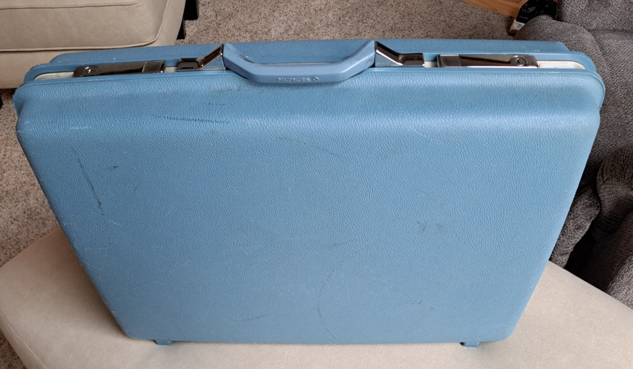 SET OF 2 1970s SAMSONITE ROYAL TRAVELLER MONTEBELLO II SUITCASES BLUE