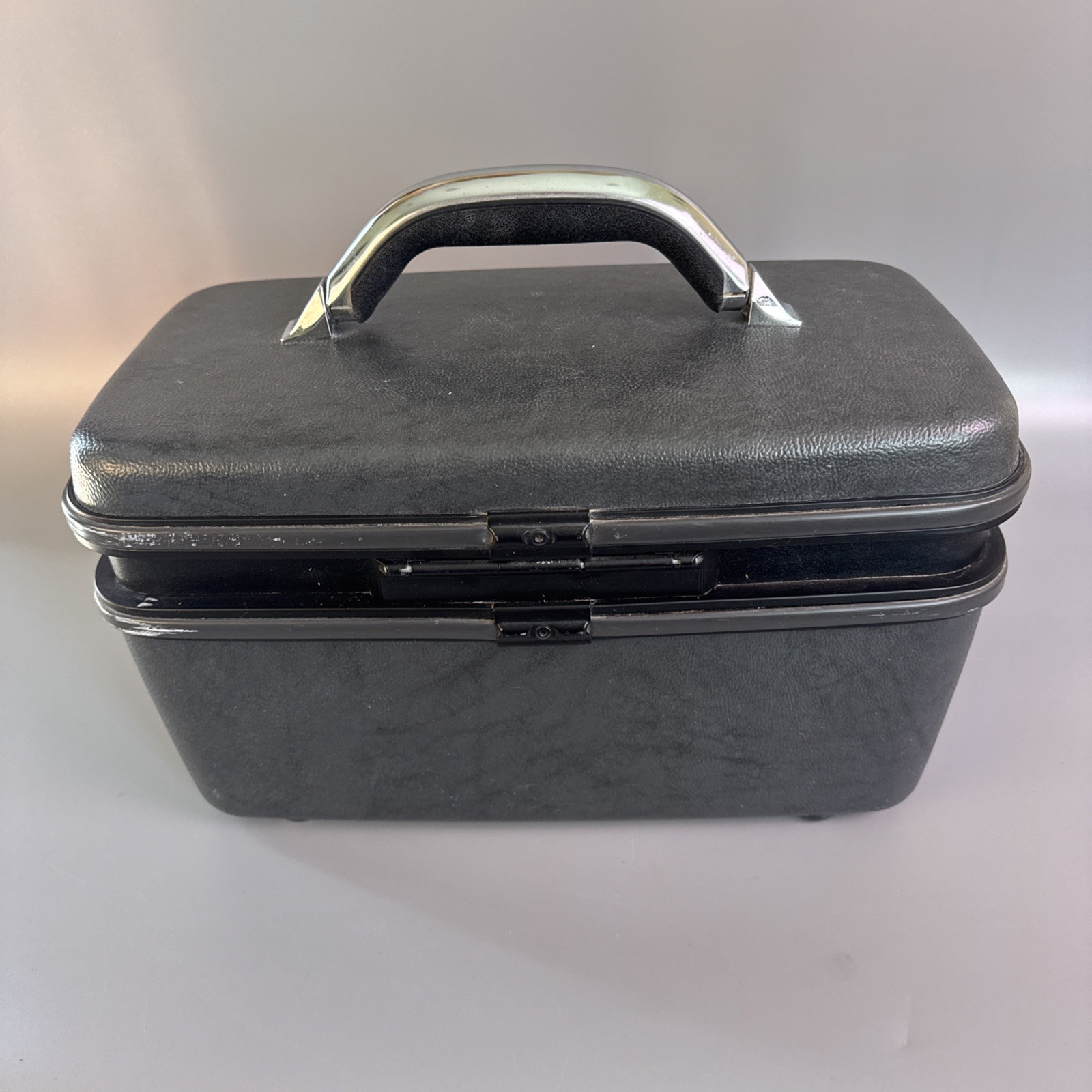 1987 Samsonite Silhouette 4 Hard Shell Gray Cosmetic Makeup Travel Train Case