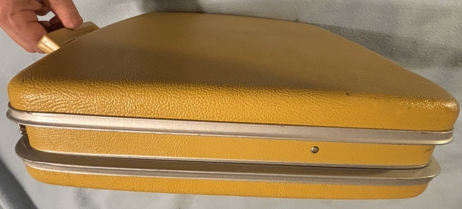 Rare VTG Royal Traveler Women’s Briefcase Yellow Hardcover 18″x13″x3.5″ w/ Key