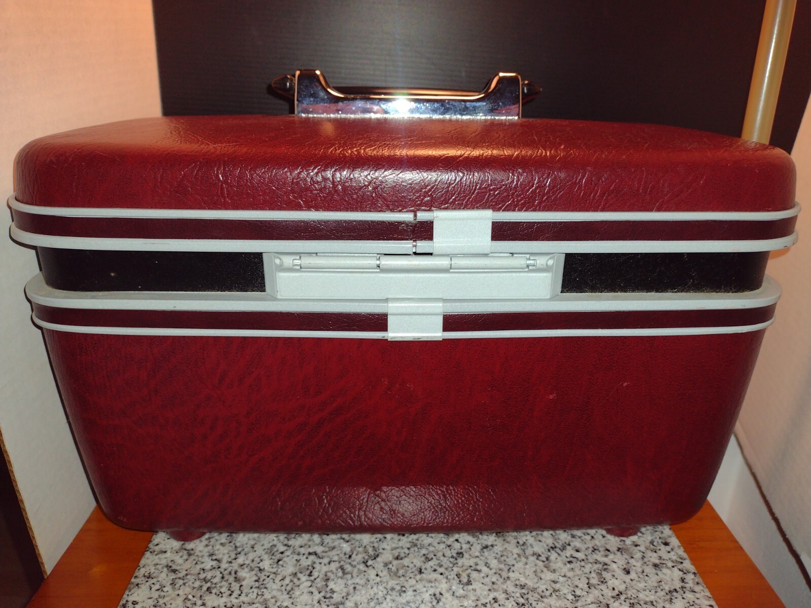 Samsonite Sentry Hard Shell Cosmetic Luggage Case. Maroon Color.
