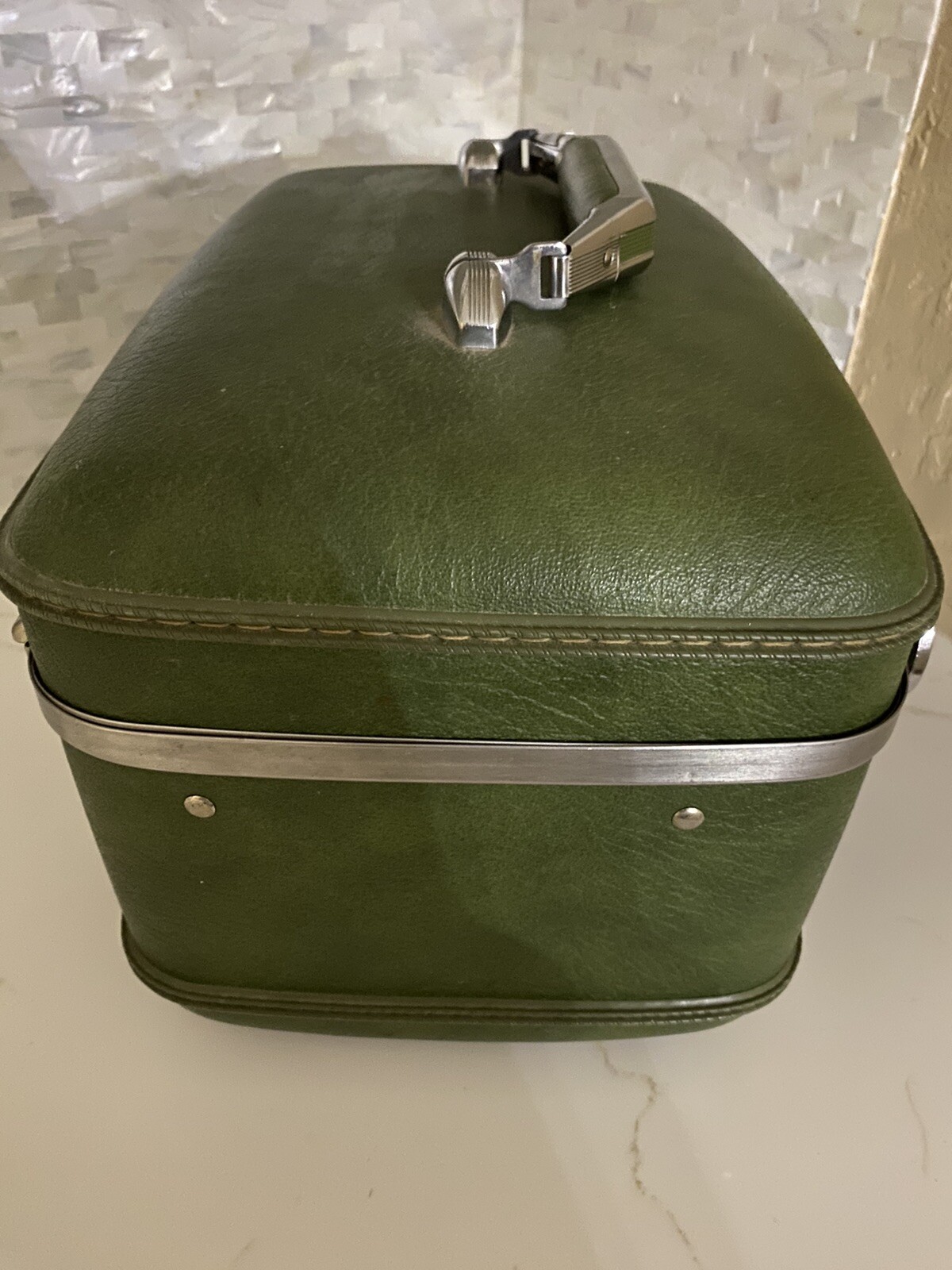 Vtg 1970s Escort American Luggage Vanity Train Case Avocado Green-read below