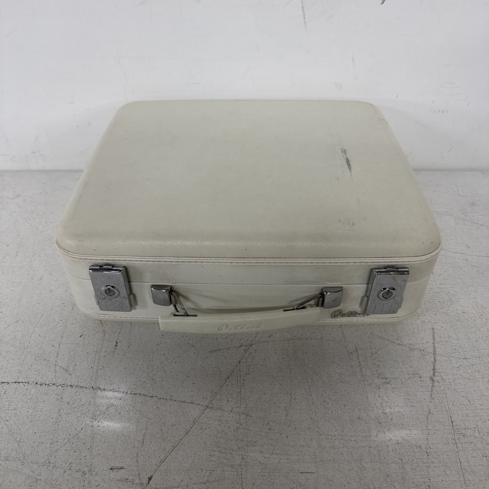 vintage 1960’s Oshkosh Luggage – cream w/ Blue liner